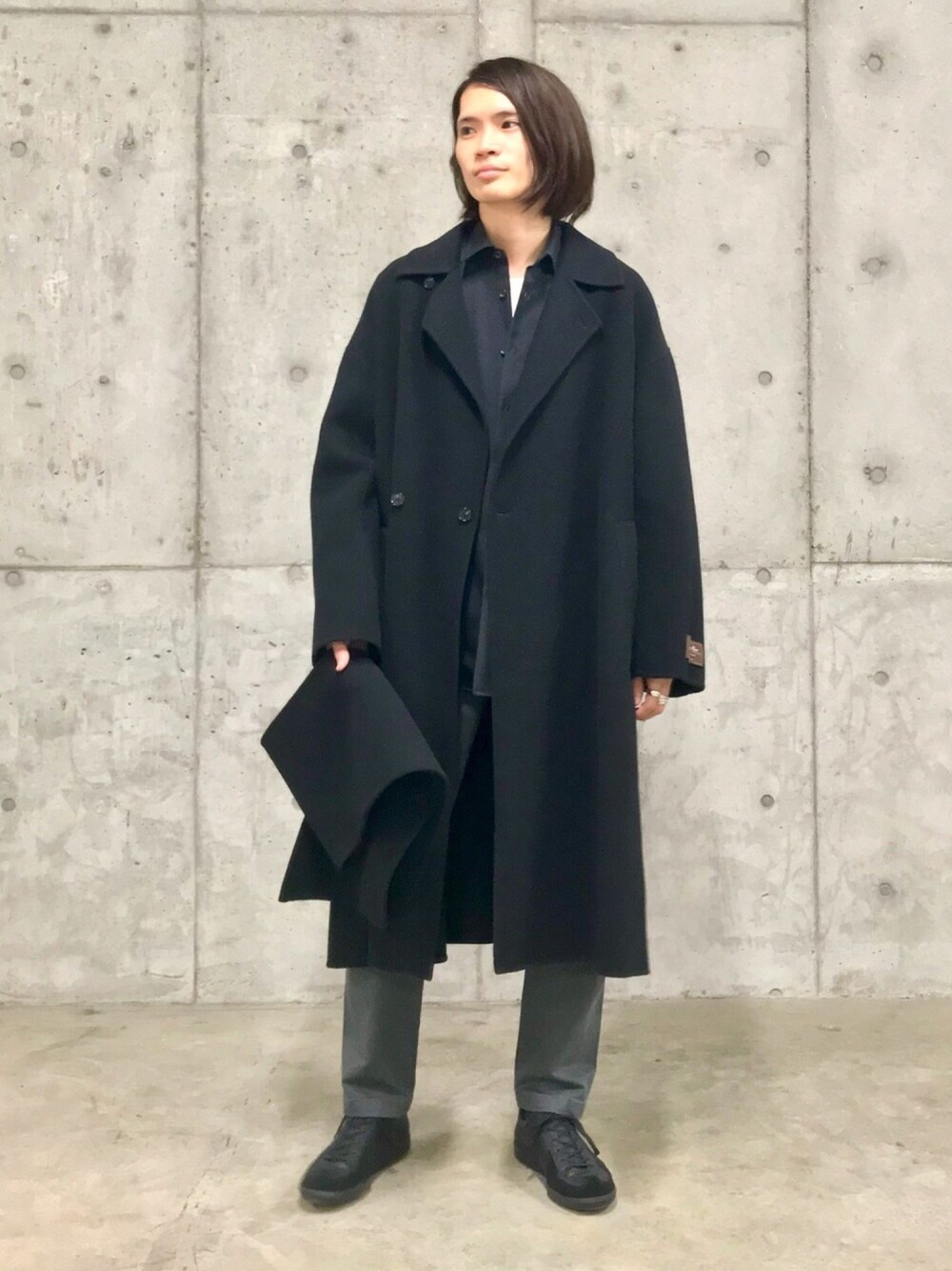 「コート、スニーカー、シンプル、ブラックコーデ、オールブラック、オーバーサイズ、休日スタイル、モード、おしゃれさんと繋がりたい、いいね、save、フォローお願いします🤑」｜「ADAM ET ROPE'の【NIKKE】CELL SERGE シャツ（シャツ/ブラウス、ブラック系）」を使った、つじかわさん（メンズ・173cm）の冬コーディネートの1枚目の写真