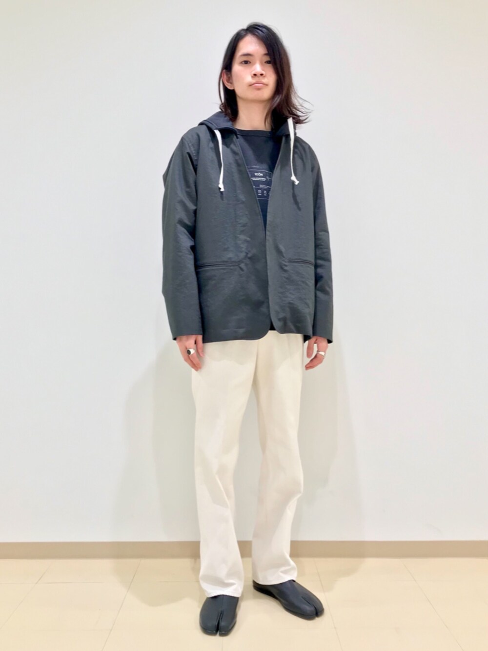 「パーカー、休日スタイル、春アウター、モード、きれいめカジュアル、ノーカラージャケット、春コーデ、おしゃれさんと繋がりたい、Maison Margiela、いいね、save、フォローお願いします🤑」｜「Maison Margielaのアイテム（パーカー、ブラック系）」を使った、つじかわさん（メンズ・173cm）の春コーディネートの1枚目の写真