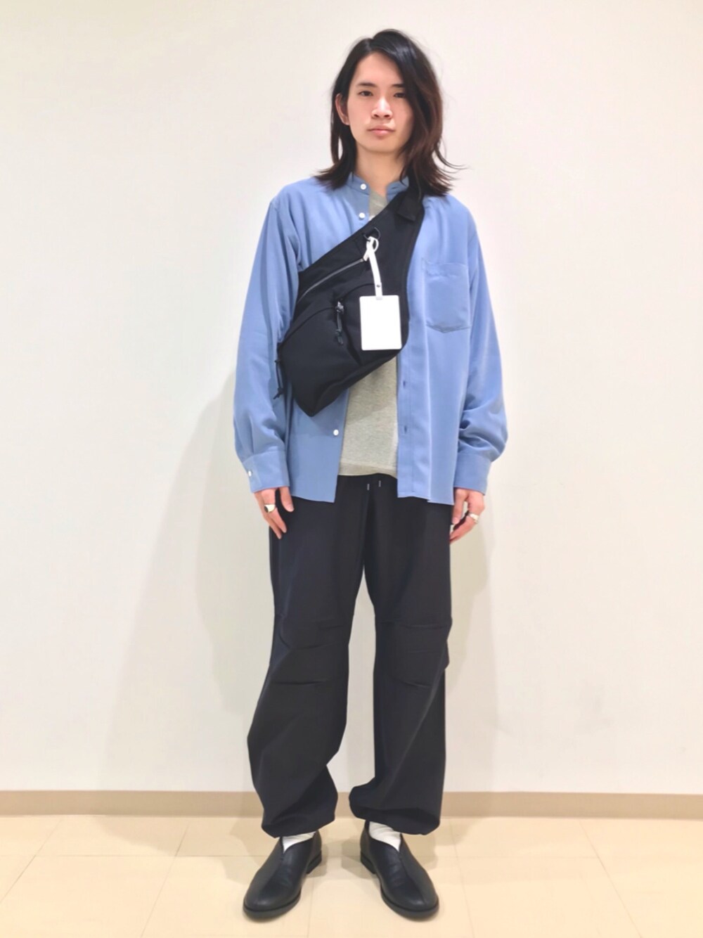 「休日スタイル、きれいめカジュアル、春コーデ、バンドカラー、カンフーシューズ、おしゃれさんと繋がりたい、いいね、save、フォローお願いします🤑、パステル映える春、春めきシューズ」｜「Maison Margielaのアイテム（バッグ、ブラック系）」を使った、つじかわさん（メンズ・173cm）の春コーディネートの1枚目の写真