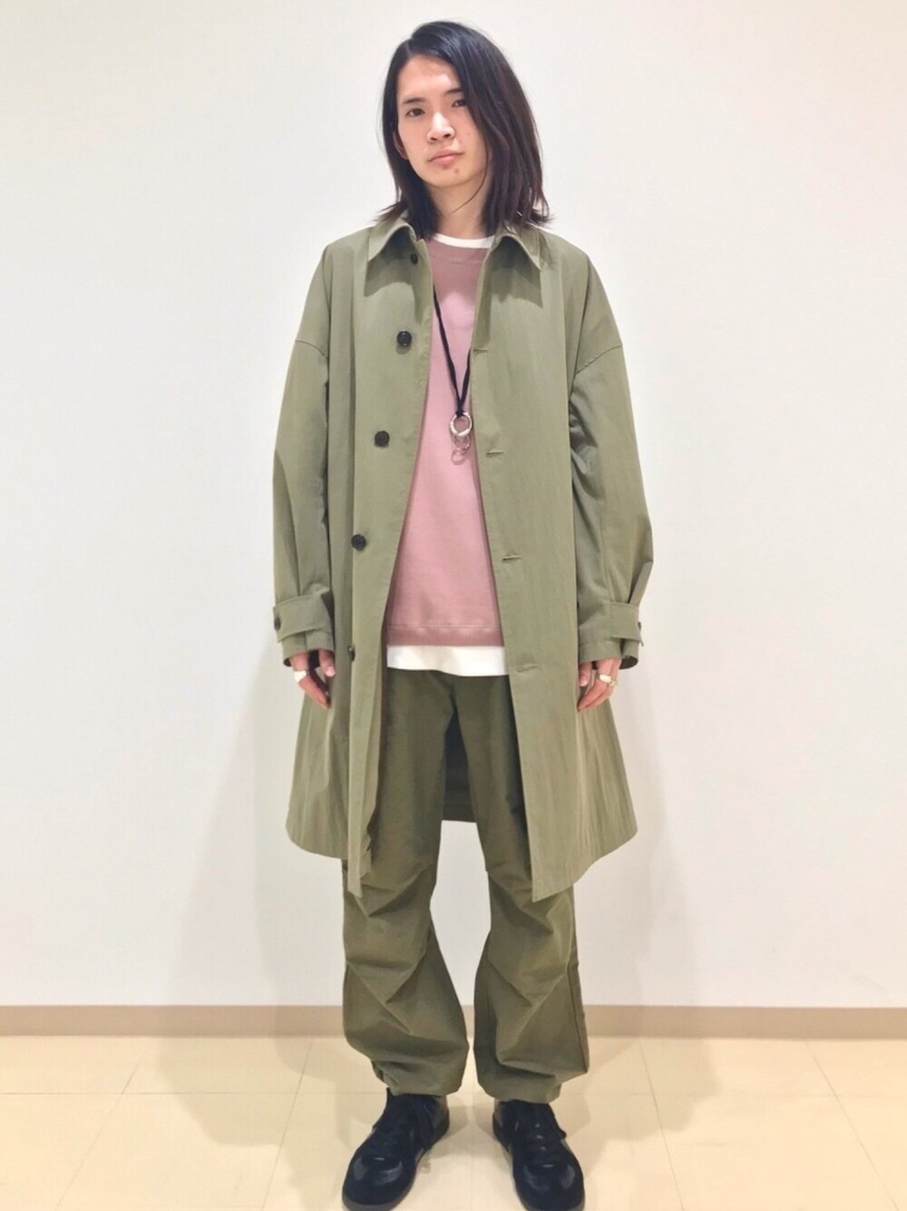 「ステンカラーコート、大人カジュアル、休日スタイル、春アウター、きれいめカジュアル、春コーデ、おしゃれさんと繋がりたい、いいね、save、フォローお願いします🤑、パステル映える春、グリーン」｜「ADAM ET ROPE'の21SS度詰め天竺L/S TEE（Tシャツ/カットソー、ホワイト系）」を使った、つじかわさん（メンズ・173cm）の春コーディネートの1枚目の写真