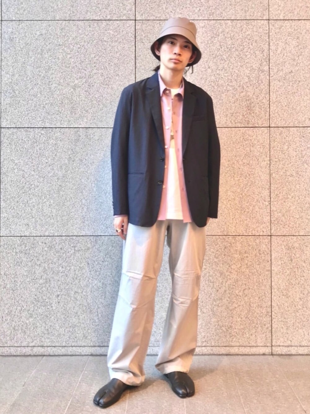 「ジャケット、ビッグシルエット、モード、プリントT、バケットハット、淡色コーデ、フォローミー、おしゃれさんと繋がりたい、いいね、save、フォローお願いします🤑、パステル映える春」｜「AURALEEのアイテム（シャツ/ブラウス、パープル系）」を使った、つじかわさん（メンズ・173cm）の春コーディネートの1枚目の写真