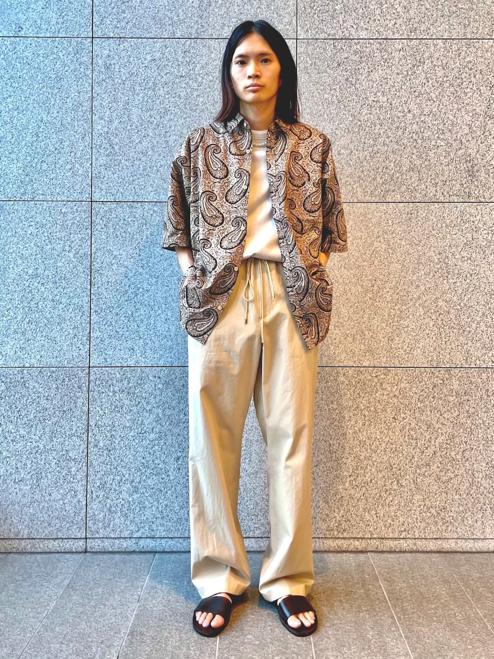 「ビッグシルエット、柄シャツ、ハイウエスト、休日スタイル、ペイズリー、シンプルコーデ、春夏コーデ、フォローミー、おしゃれさんと繋がりたい、いいね、save、フォローお願いします🤑」｜「ADAM ET ROPE'のオーバーサイズ ペイズリーブロード半袖シャツ（シャツ/ブラウス、ブラウン系）」を使った、つじかわさん（メンズ・173cm）の春コーディネートの1枚目の写真