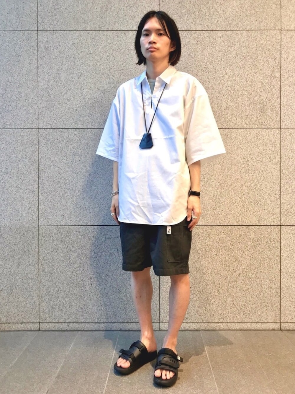 「これが私をアゲる服、おしゃれさんと繋がりたい、モノトーン、いいね、save、フォローお願いします🤑、ショートパンツ、シンプルコーデ、ビッグシルエット、サンダル、シャツスタイル、カーゴパンツ」｜「SHINYAのThe clochette（ネックレス、ブラック系）」を使った、つじかわさん（メンズ・173cm）の春コーディネートの1枚目の写真
