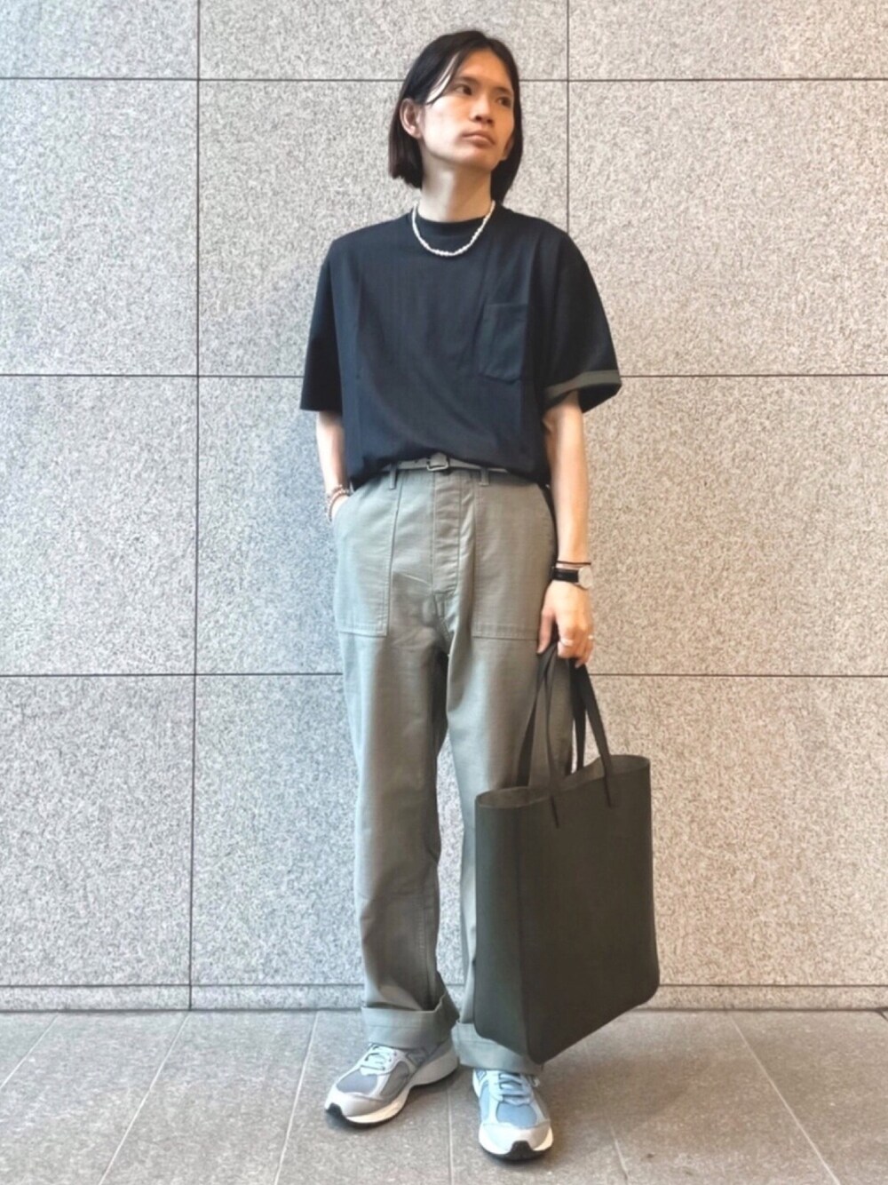 「トートバッグ、ミリタリー、ハイウエスト、ベイカーパンツ、サンダル、タックイン、シンプルコーデ、おしゃれさんと繋がりたい、いいね、save、フォローお願いします🤑、これが私をアゲる服」｜「ADAM ET ROPE'のハイゲージ シャンブレーニットT（Tシャツ/カットソー、ブルー系）」を使った、つじかわさん（メンズ・173cm）の春コーディネートの1枚目の写真
