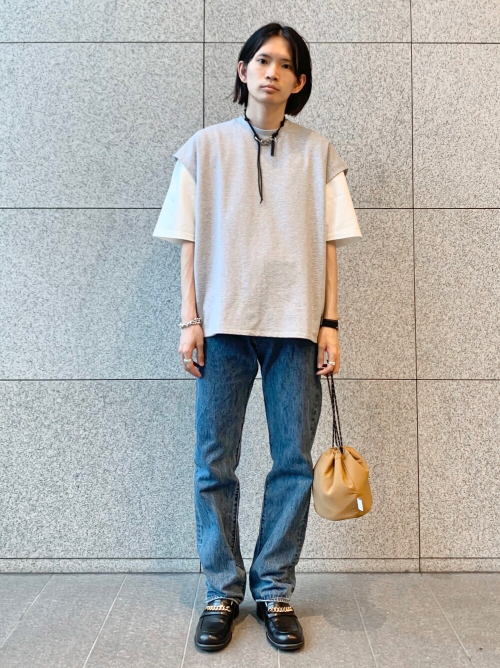 「デニム、ビッグシルエット、ローファー、ベスト、Levi's、巾着バッグ、白Tシャツ、フォローミー、おしゃれさんと繋がりたい、いいね、save、フォローお願いします🤑」｜「ADAM ET ROPE'の【スウェットガード】スモーキーカラー オーバーサイズT/汗染み防止（Tシャツ/カットソー、ホワイト系）」を使った、つじかわさん（メンズ・173cm）の夏コーディネートの1枚目の写真