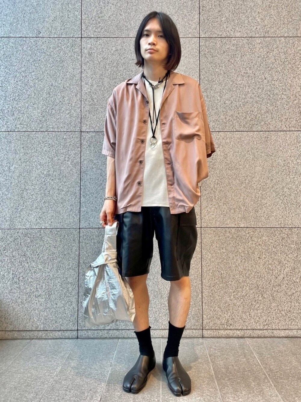 「ショートパンツ、オーバーサイズ、カーゴパンツ、休日スタイル、ハーフパンツ、休日コーデ、オープンカラーシャツ、フォローミー、おしゃれさんと繋がりたい、いいね、save、フォローお願いします🤑」｜「ADAM ET ROPE'のレーヨンドレープ ルーズシルエット オープンカラーシャツ/イージーケア/UNISEX（シャツ/ブラウス、パープル系）」を使った、つじかわさん（メンズ・173cm）の夏コーディネートの1枚目の写真