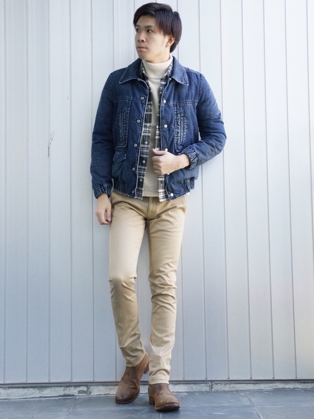 ブルー系のダウンジャケット/コート、ホワイト系のニット/セーター、ブラック系のシャツ/ブラウスを着用したメンズの冬コーディネートの1枚目の写真