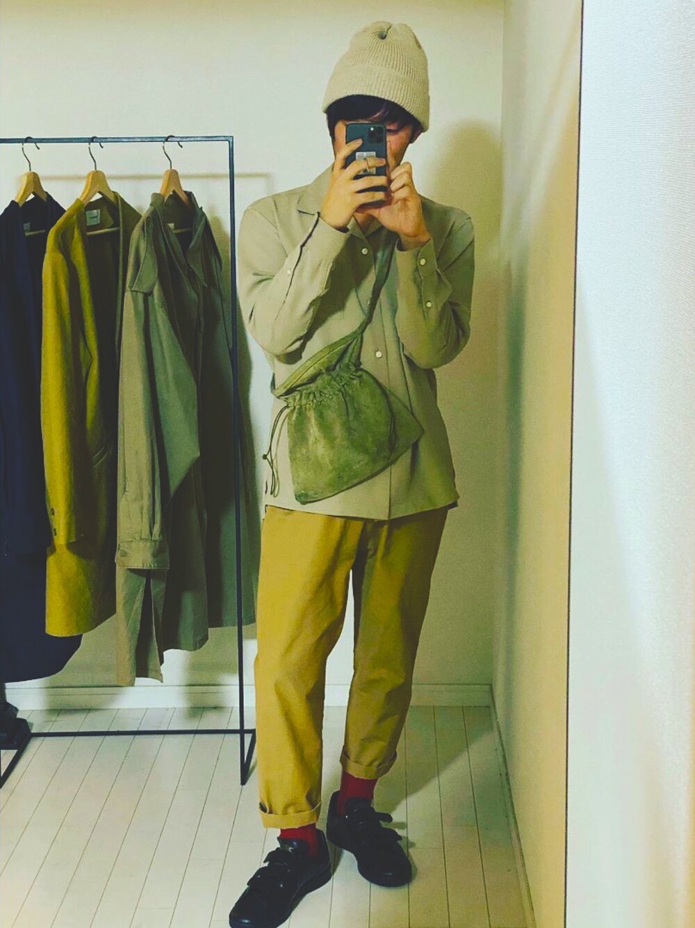 「ベージュコーデ、シンプルコーデ、エンダースキーマ、スタンスミス、ベルクロ」｜「Hender Schemeのアイテム（ボディバッグ/ウエストポーチ、ベージュ系）」を使った、ふくさん（メンズ・170cm）の春コーディネートの1枚目の写真