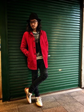 スニーカーを使った 赤いコート のメンズ人気ファッションコーディネート Wear
