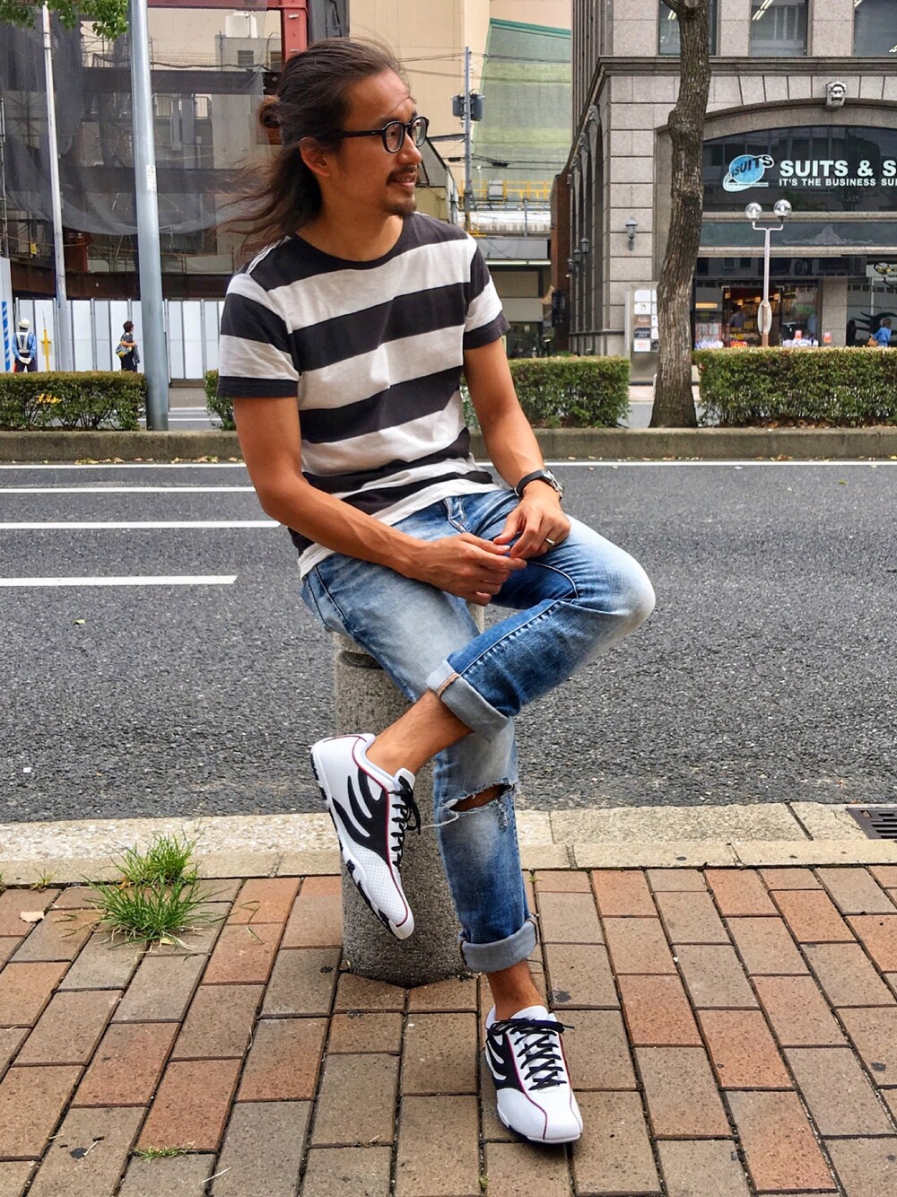 「夏、カジュアル、Tシャツ、ボーダー、シンプル、ダメージデニムパンツ、プチプラ、スニーカー、オトナカジュアル」｜「DRAGON BEARDのDB-470　[DRAGON BEARD / ドラゴンベアード]（スニーカー、ホワイト系）」を使った、HARAさん（メンズ・172cm）の夏コーディネートの1枚目の写真