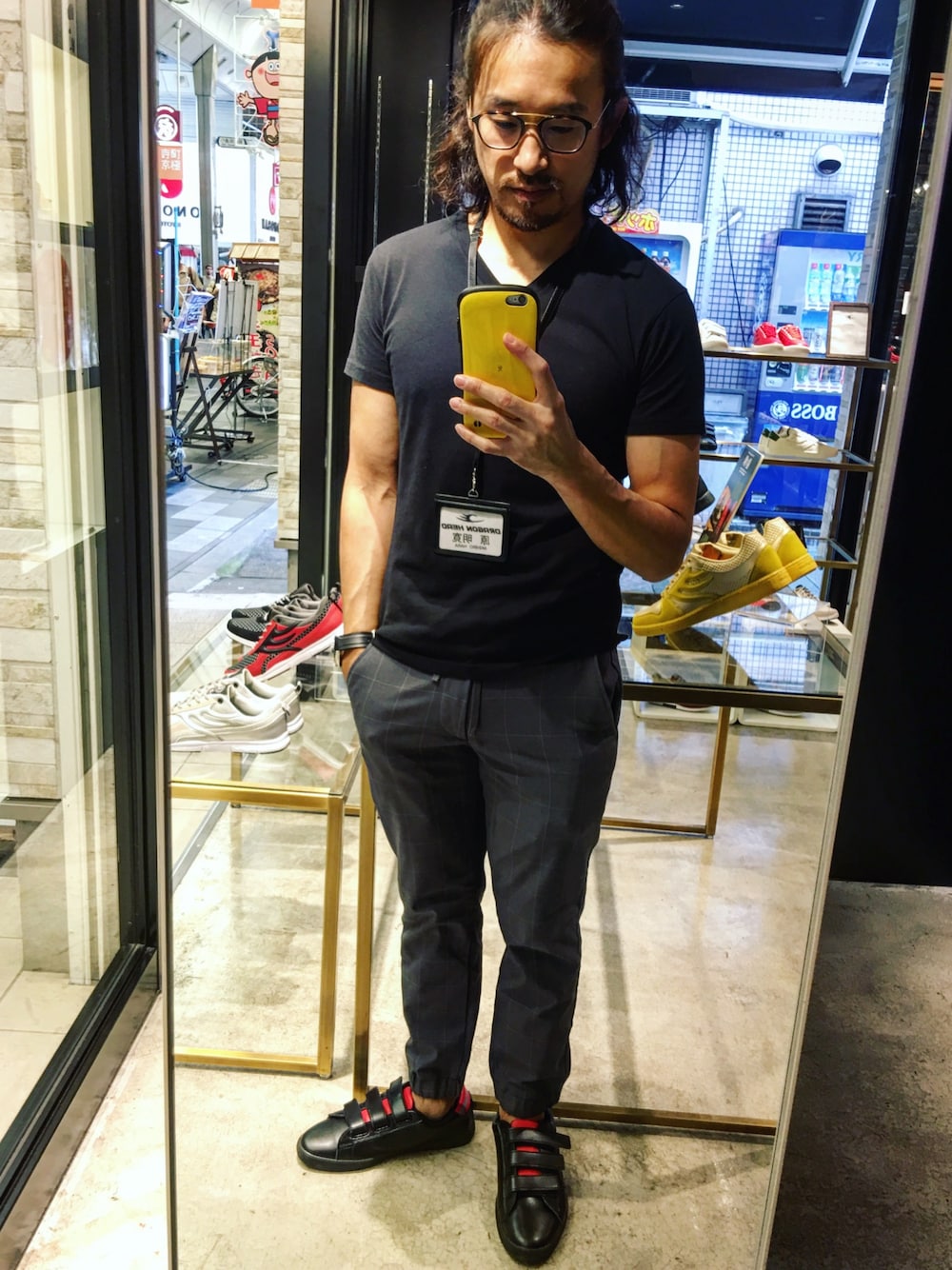 ブラック系のスニーカー、グレー系のその他パンツ、ブラック系のTシャツ/カットソーを着用したメンズの秋コーディネートの1枚目の写真