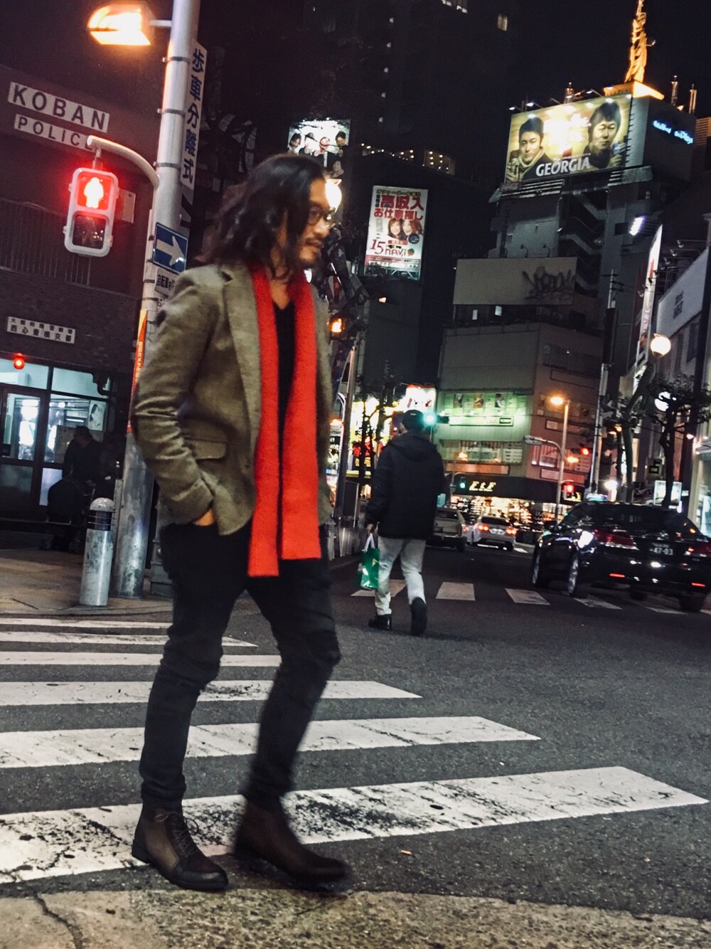 「オトナカジュアル、大人カジュアル、ツイードジャケット、ジャケット、赤いマフラー、黒スキニー、ダメージデニムパンツ、ブーツ、ドラゴンベアード」｜「DRAGON BEARDのアイテム（ブーツ、ブラウン系）」を使った、HARAさん（メンズ・172cm）の冬コーディネートの1枚目の写真