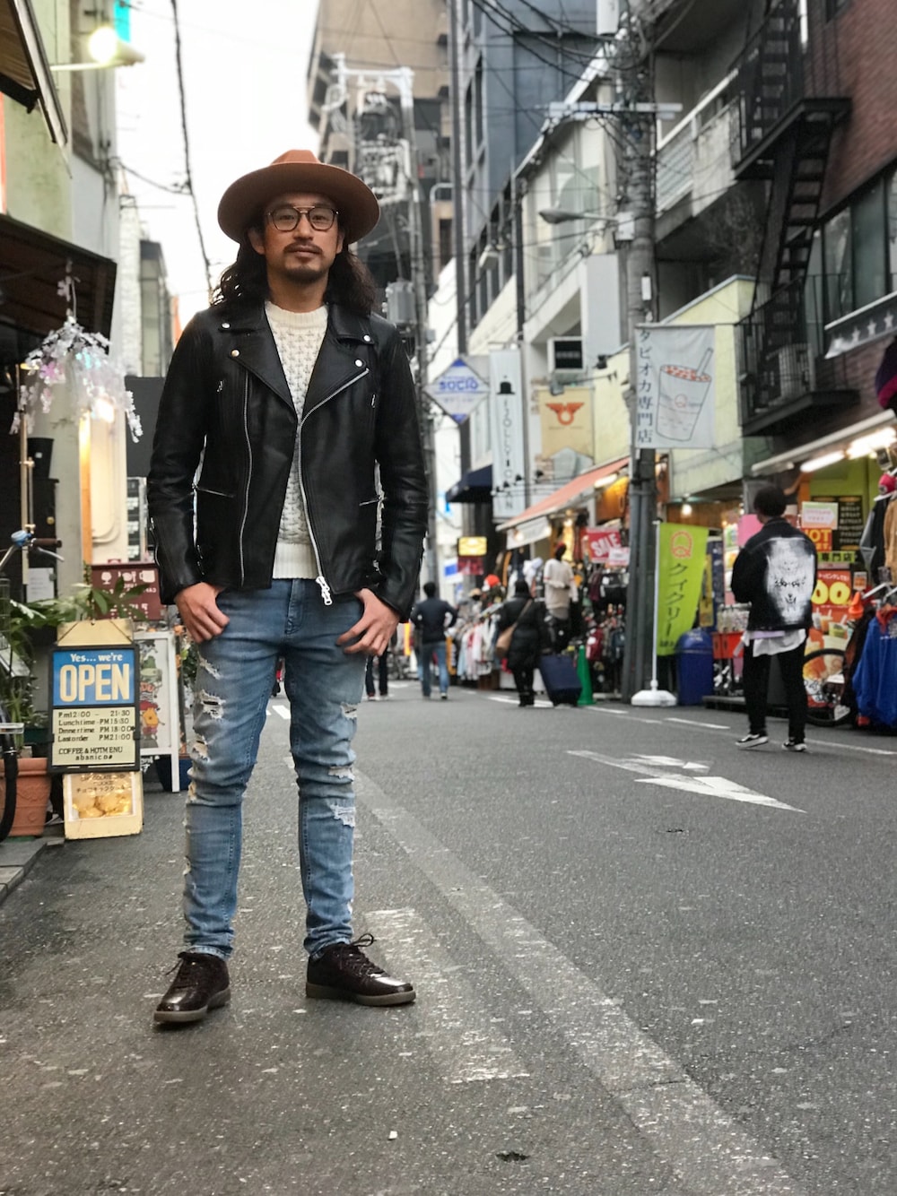 「大人カジュアル、オトナカジュアル、ライダース、ハット、ハットコーデ、ダメージデニムパンツ、スキニーデニム、メガネ男子、ストリート、ドラゴンベアード」｜「DRAGON BEARDのアイテム（スニーカー、ホワイト系）」を使った、HARAさん（メンズ・172cm）の冬コーディネートの1枚目の写真