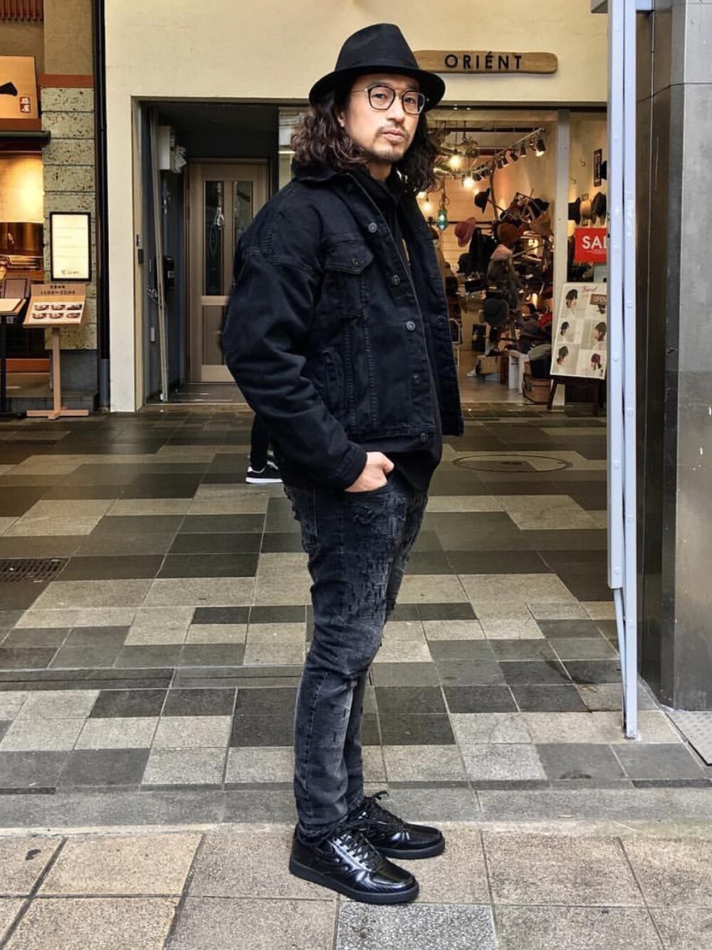 「ブラック、オーバーサイズ、デニム、黒コーデ、ストリート、黒、デニムオンデニム、ハット、street、スニーカー」｜「DRAGON BEARDのアイテム（スニーカー、ホワイト系）」を使った、HARAさん（メンズ・172cm）の冬コーディネートの1枚目の写真