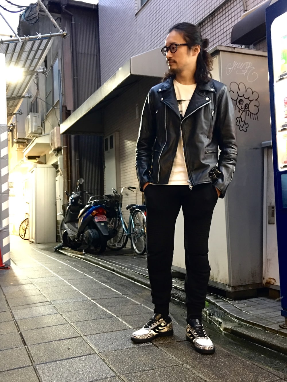 「シンプル、モノトーン、スエット、ライダース、春コーデ、スニーカー、スニーカーコーデ、パイソン柄、ヘビ柄、メガネ男子」｜「DRAGON BEARDのアイテム（スニーカー、その他）」を使った、HARAさん（メンズ・172cm）の春コーディネートの1枚目の写真