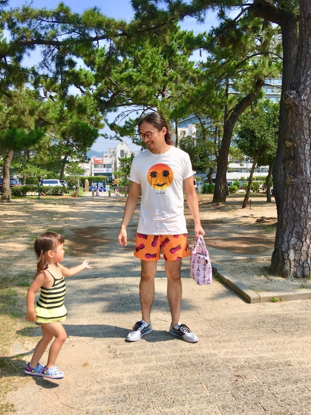 「夏コーデ、海、海コーデ、親子コーデ、スニーカーコーデ」｜「DRAGON BEARDのアイテム（スニーカー、ホワイト系）」を使った、HARAさん（メンズ・172cm）の夏コーディネートの1枚目の写真