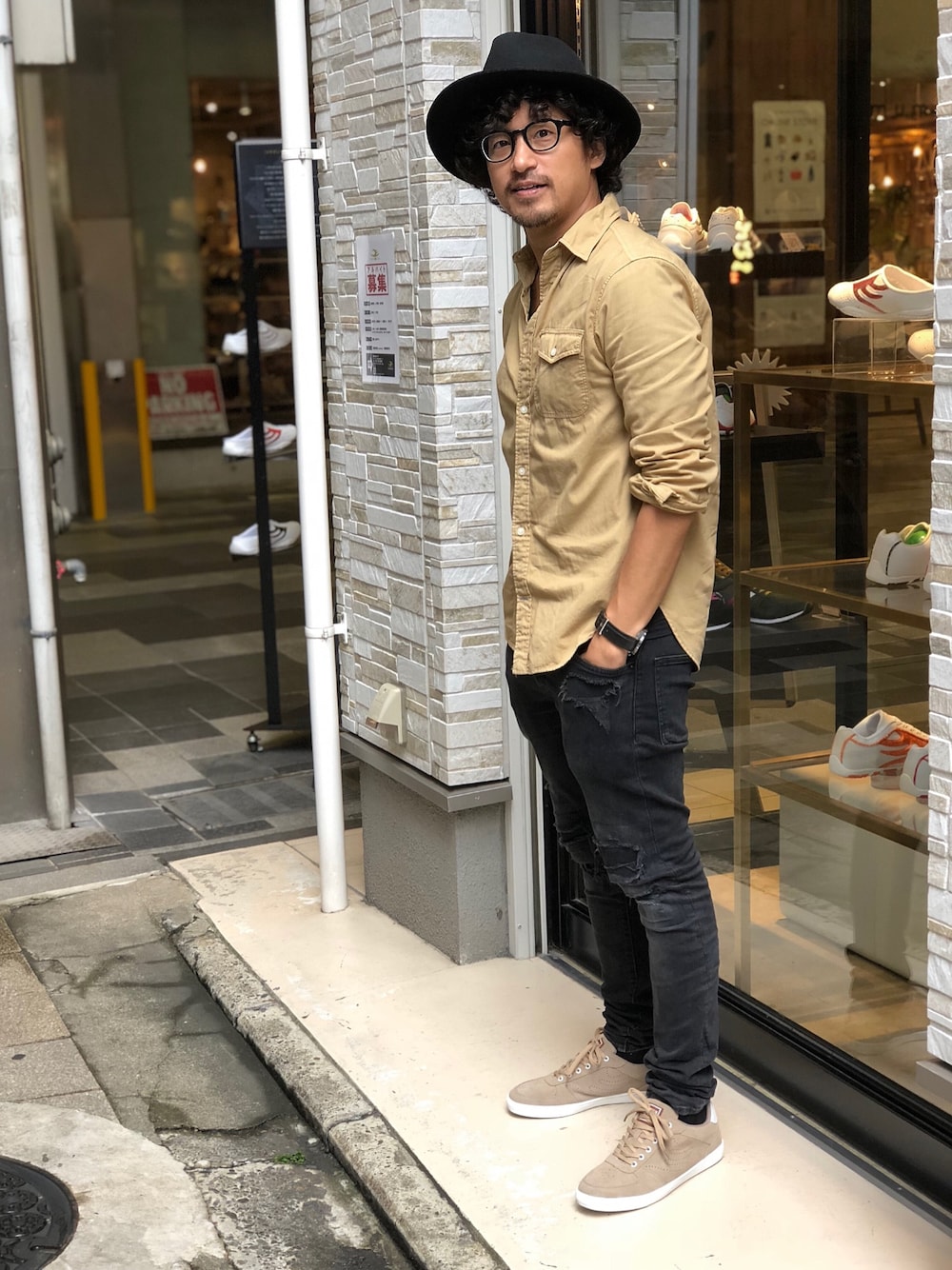 「秋服準備はじめました、お洒落さんとつながりたい、秋服、スニーカーコーデ、黒スキニー、ハット、メガネ男子、ベージュスニーカー、ベージュコーデ、ブラック×ベージュ」｜「DRAGON BEARDのアイテム（スニーカー、ベージュ系）」を使った、HARAさん（メンズ・172cm）の秋コーディネートの1枚目の写真
