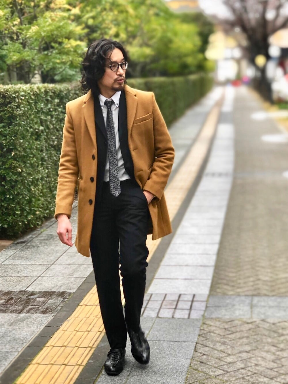 「スーツスタイル、スーツ、チェスターコート、革靴、ドラゴンベアード、お洒落さんとつながりたい、今日のコーデ、キャメルコート、フォーマル」｜「DRAGON BEARDのアイテム（ドレスシューズ、ブラック系）」を使った、HARAさん（メンズ・172cm）の冬コーディネートの1枚目の写真