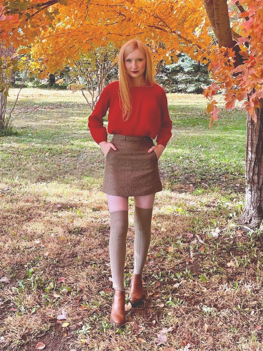 「fall、autumn、miniskirt 、skirt、blouse」｜「Bullboxerのアイテム（ブーツ、ブラウン系）」を使った、サラさん（レディース・173cm）の秋コーディネートの1枚目の写真