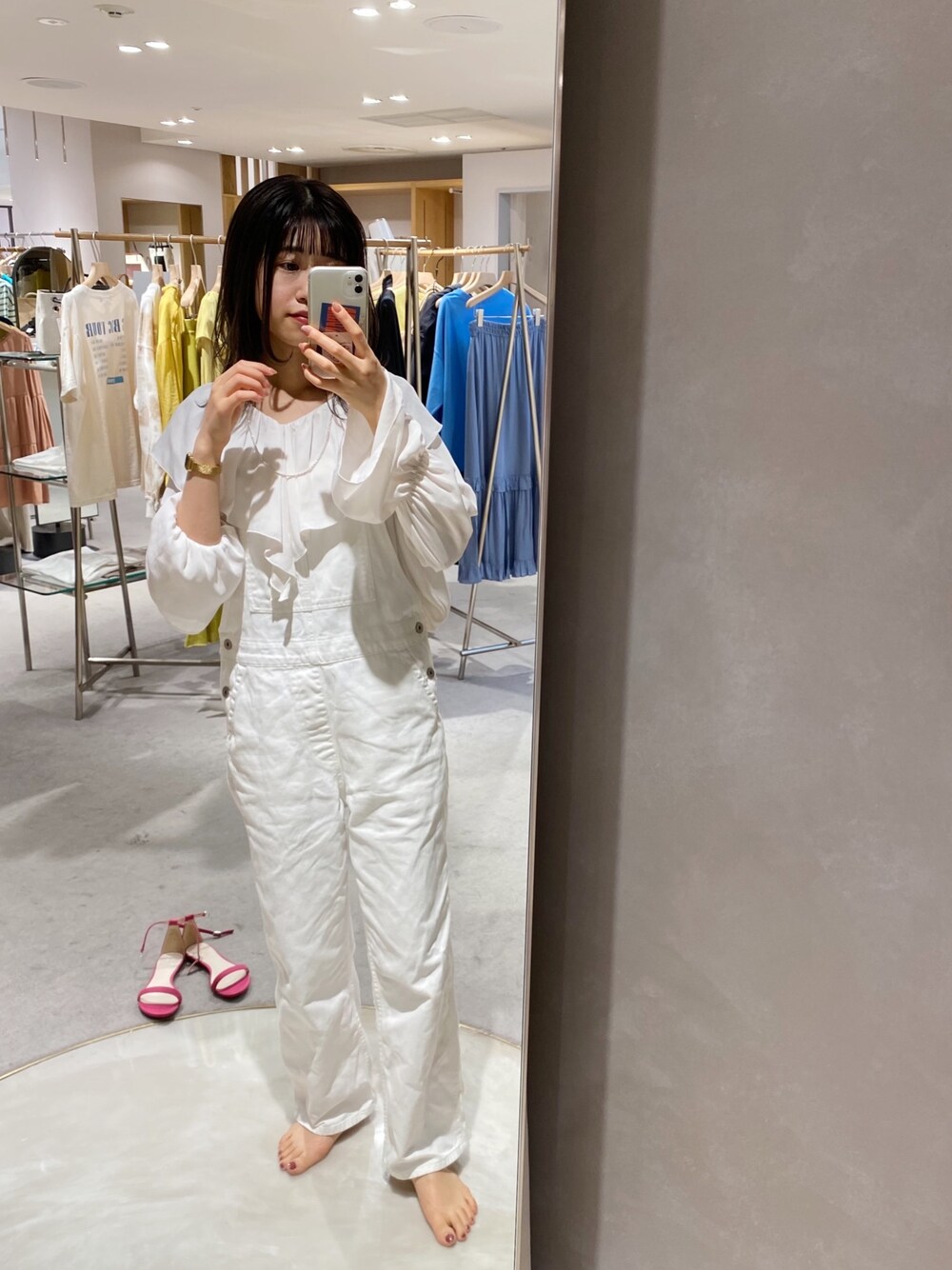 「春、春夏コーデ、大人カジュアル、大人女子、いいね、save、フォローお願いします🤑、レイヤードスタイル、サロペット、オーバーオール、フリルカラーブラウス、ブラウス」｜「SHENERYの2WAYフリルカラーブラウス（シャツ/ブラウス、ホワイト系）」を使った、rionaさん（レディース・158cm）の春コーディネートの1枚目の写真
