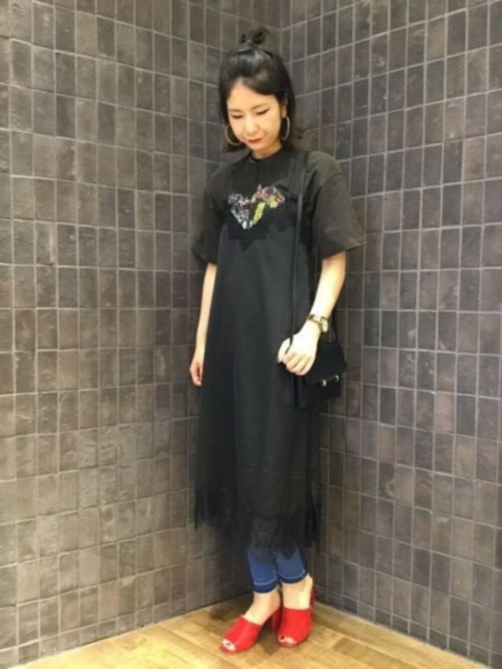 「JEANASiS、ジーナシス、プリントT、スキニーデニム、キャミワンピ」｜「JEANASISのレースキャミワンピース/749294（ワンピース、ブラック系）」を使った、JEANASIS那覇店STAFFさん（レディース・160cm）の春コーディネートの1枚目の写真
