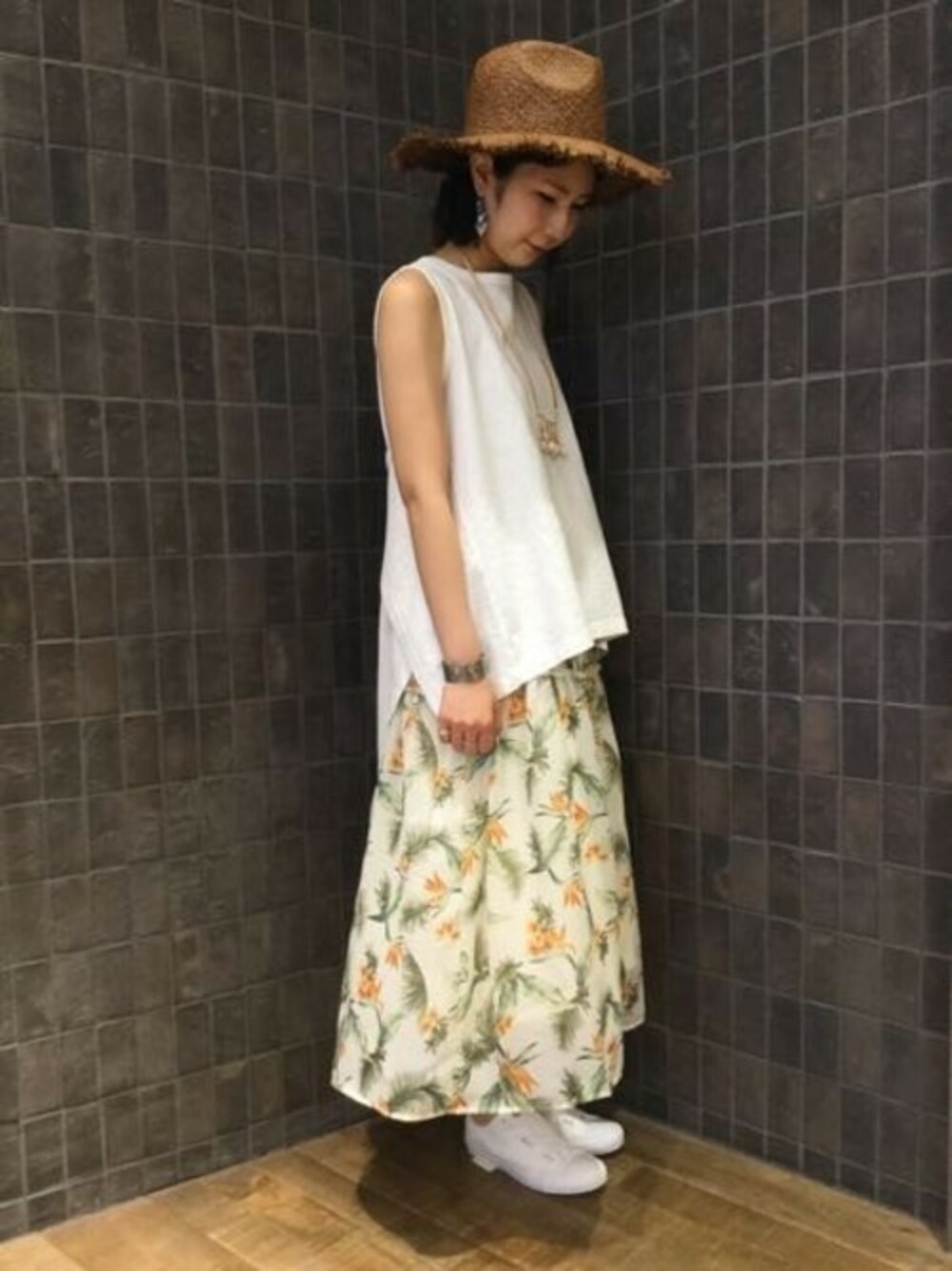 「フレアスカート、JEANASiS、ジーナシス、ロングスカート、ホワイトコーデ、アロハ柄、夏コーデ、ノースリーブ」｜「JEANASISのスラブヘンケイNS/757704（Tシャツ/カットソー、ホワイト系）」を使った、JEANASIS那覇店STAFFさん（レディース・160cm）の春コーディネートの1枚目の写真