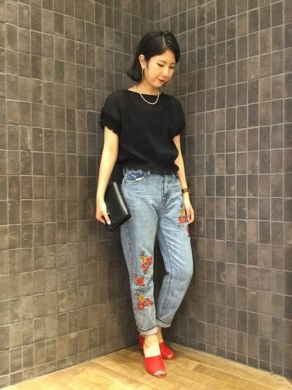 「デニム、刺繍、JEANASiS、ジーナシス、シフォン、夏コーデ」｜「JEANASISのヘンケイプリーツプルオーバーSS/757547（シャツ/ブラウス、ブラック系）」を使った、JEANASIS那覇店STAFFさん（レディース・160cm）の春コーディネートの1枚目の写真