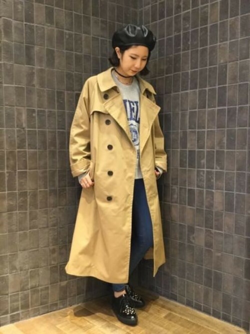「トレンチコート、JEANASiS、ジーナシス、ロゴスウェット、スキニーデニム、オトナカジュアル」｜「JEANASISのBIGロングトレンチコート/768793（トレンチコート、ベージュ系）」を使った、JEANASIS那覇店STAFFさん（レディース・160cm）の秋コーディネートの1枚目の写真