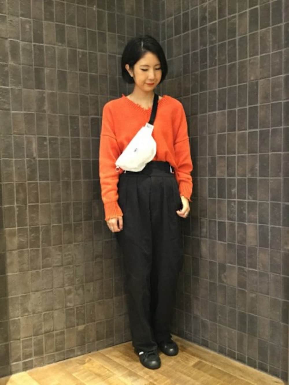 「Vネック、JEANASiS、ジーナシス、オレンジ、春ニット、ウエストポーチ、クラッシュ、グルカパンツ」｜「JEANASISの7GクラッシュVプルオーバー/780935（ニット/セーター、オレンジ系）」を使った、JEANASIS那覇店STAFFさん（レディース・160cm）の冬コーディネートの1枚目の写真