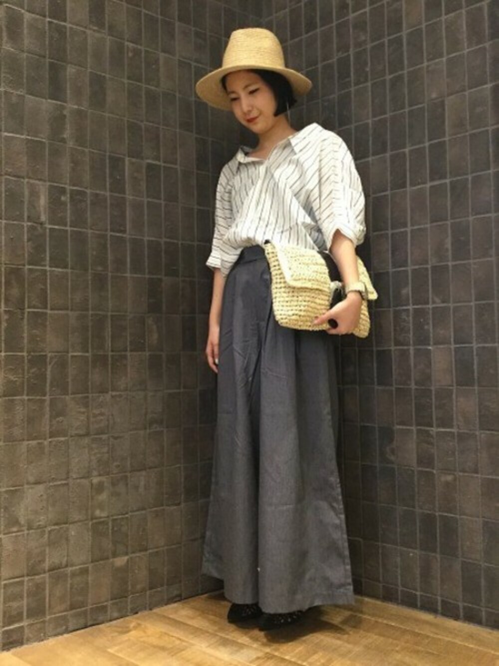 「パンプス、チノパン、JEANASiS、ストライプ、ジーナシス、ワイドパンツ、hat、シャツスタイル」｜「JEANASISのマイクロチノワイドパンツ/788669（チノパンツ、グレー系）」を使った、JEANASIS那覇店STAFFさん（レディース・160cm）の春コーディネートの1枚目の写真
