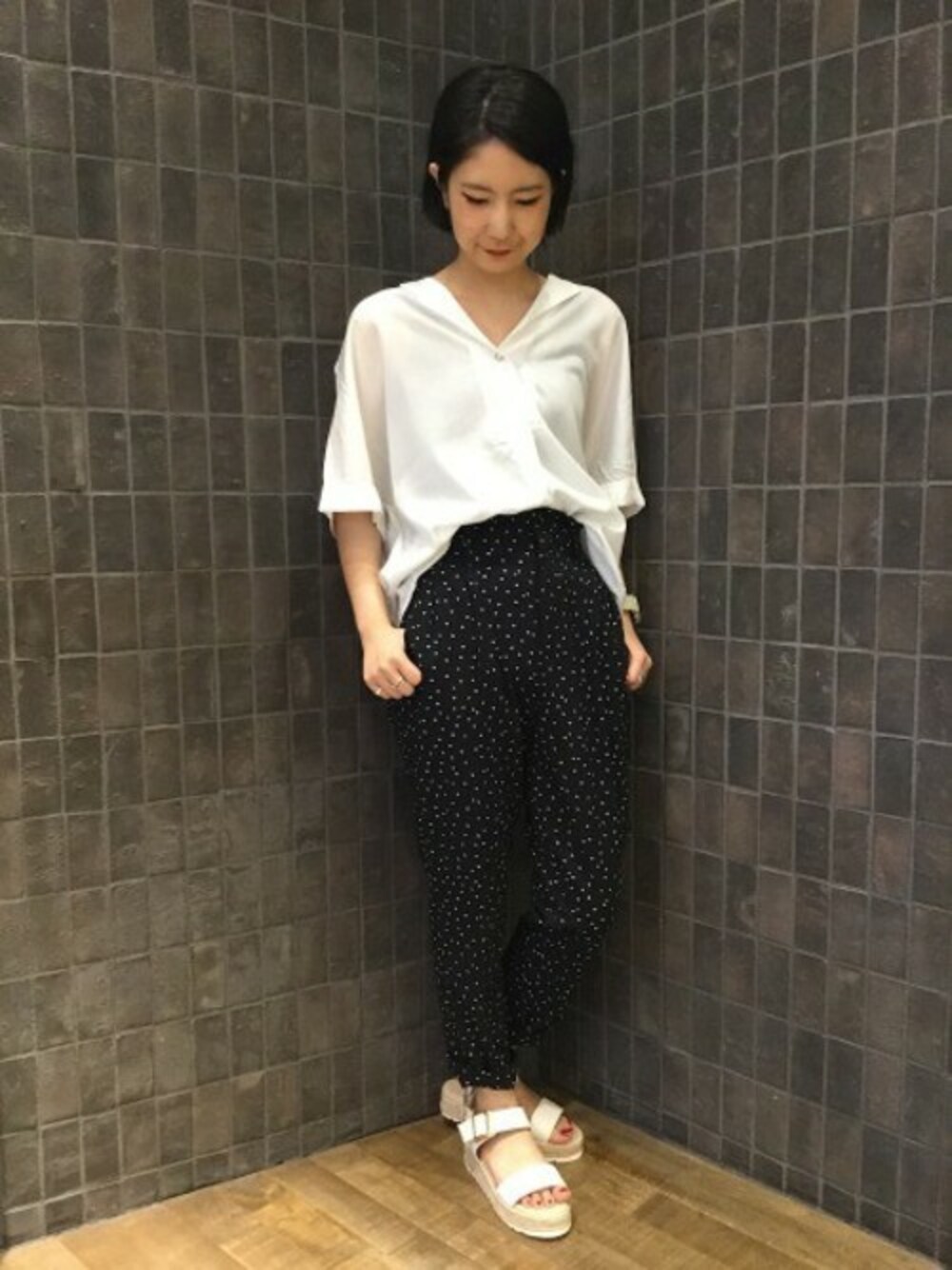 「ドット、JEANASiS、ジーナシス、大人カジュアル、トラウザーパンツ、サンダル、フェミニン、タックパンツ、スキッパーシャツ」｜「JEANASISのテンセルストライプスキッパー/785295（シャツ/ブラウス、ホワイト系）」を使った、JEANASIS那覇店STAFFさん（レディース・160cm）の春コーディネートの1枚目の写真