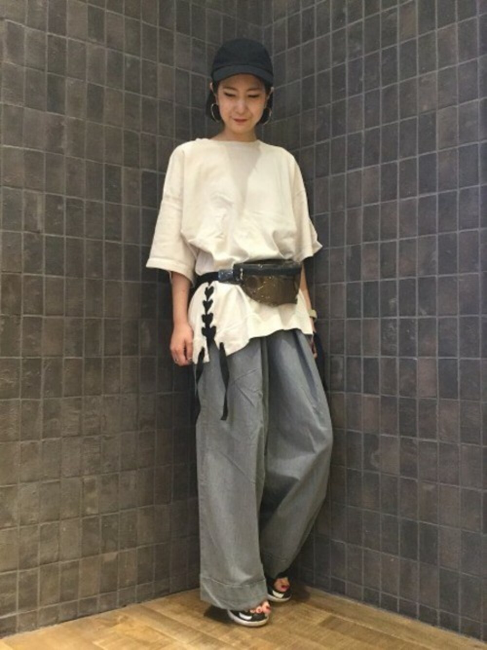 「デニム、JEANASiS、ジーナシス、スポーツミックス、ワイドパンツ、バギーパンツ、厚底サンダル、ビッグT、ルーズシルエット、デザイントップス」｜「JEANASISのサイドレースアップSS/789594（Tシャツ/カットソー、ホワイト系）」を使った、JEANASIS那覇店STAFFさん（レディース・160cm）の夏コーディネートの1枚目の写真