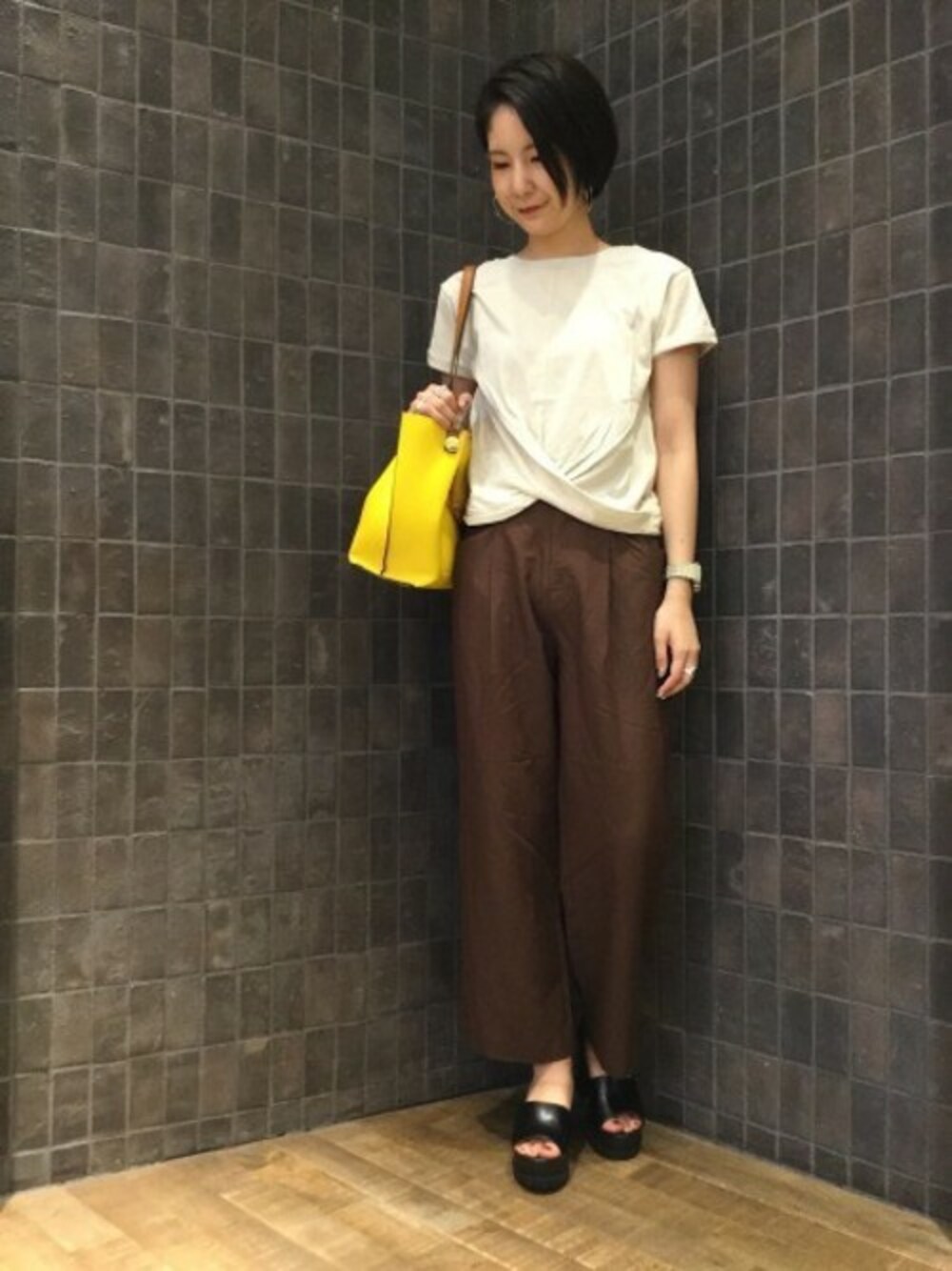 「Tシャツ、JEANASiS、ジーナシス、ワイドパンツ、ブラウン、サンダル、リネン、ヒールサンダル、デザイントップス、バンブーバック」｜「JEANASISのフロントネジリTEE/802879（Tシャツ/カットソー、ホワイト系）」を使った、JEANASIS那覇店STAFFさん（レディース・160cm）の夏コーディネートの1枚目の写真