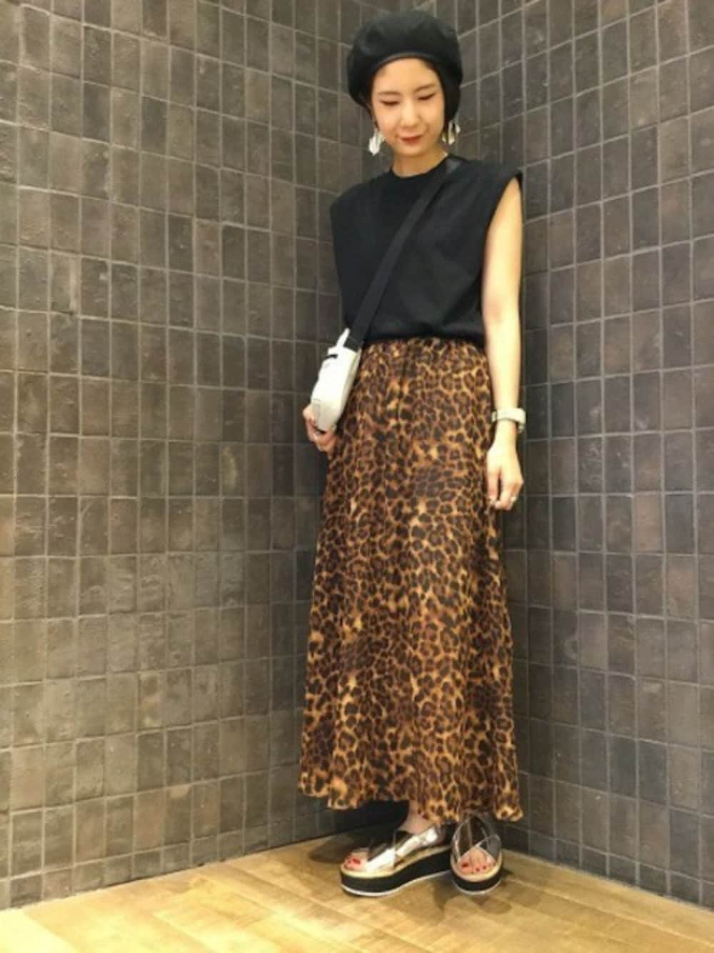 「スカート、レオパード、ブラック、ベレー帽、JEANASiS、ジーナシス、ロングスカート、柄スカート、サンダル、夏コーデ」｜「JEANASISのオーガニックコットンFS/802466（Tシャツ/カットソー、ブラック系）」を使った、JEANASIS那覇店STAFFさん（レディース・160cm）の夏コーディネートの1枚目の写真