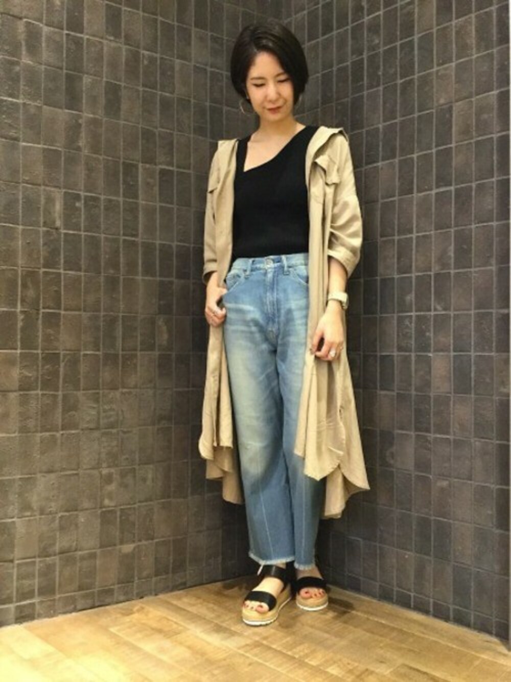 「デニム、ブルー、ベージュ、リブパンツ、JEANASiS、ジーナシス、シャツワンピ、シャツスタイル、ユーズドデニム、ワンショルダー」｜「JEANASISのミリタリーシャツワンピース/799462（シャツワンピース、ベージュ系）」を使った、JEANASIS那覇店STAFFさん（レディース・160cm）の夏コーディネートの1枚目の写真
