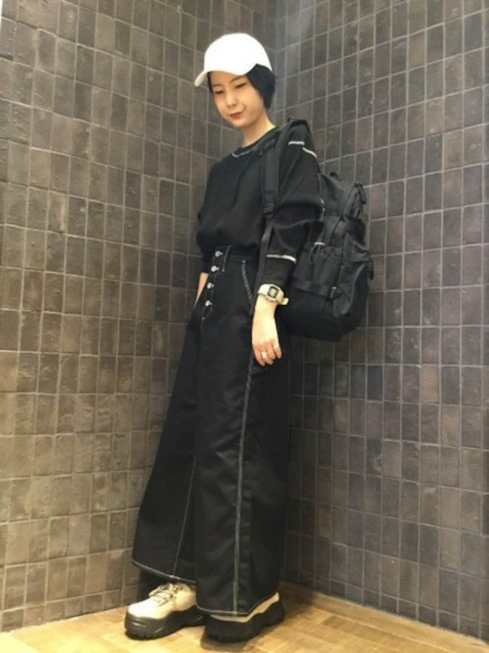「バックパック、ブラックコーデ、JEANASiS、モノトーン、ジーナシス、ロングスカート、ストリートMIX、サーマル、ステッチ」｜「JEANASISのサーマルBASICプルオーバー/808263（Tシャツ/カットソー、ブラック系）」を使った、JEANASIS那覇店STAFFさん（レディース・160cm）の秋コーディネートの1枚目の写真