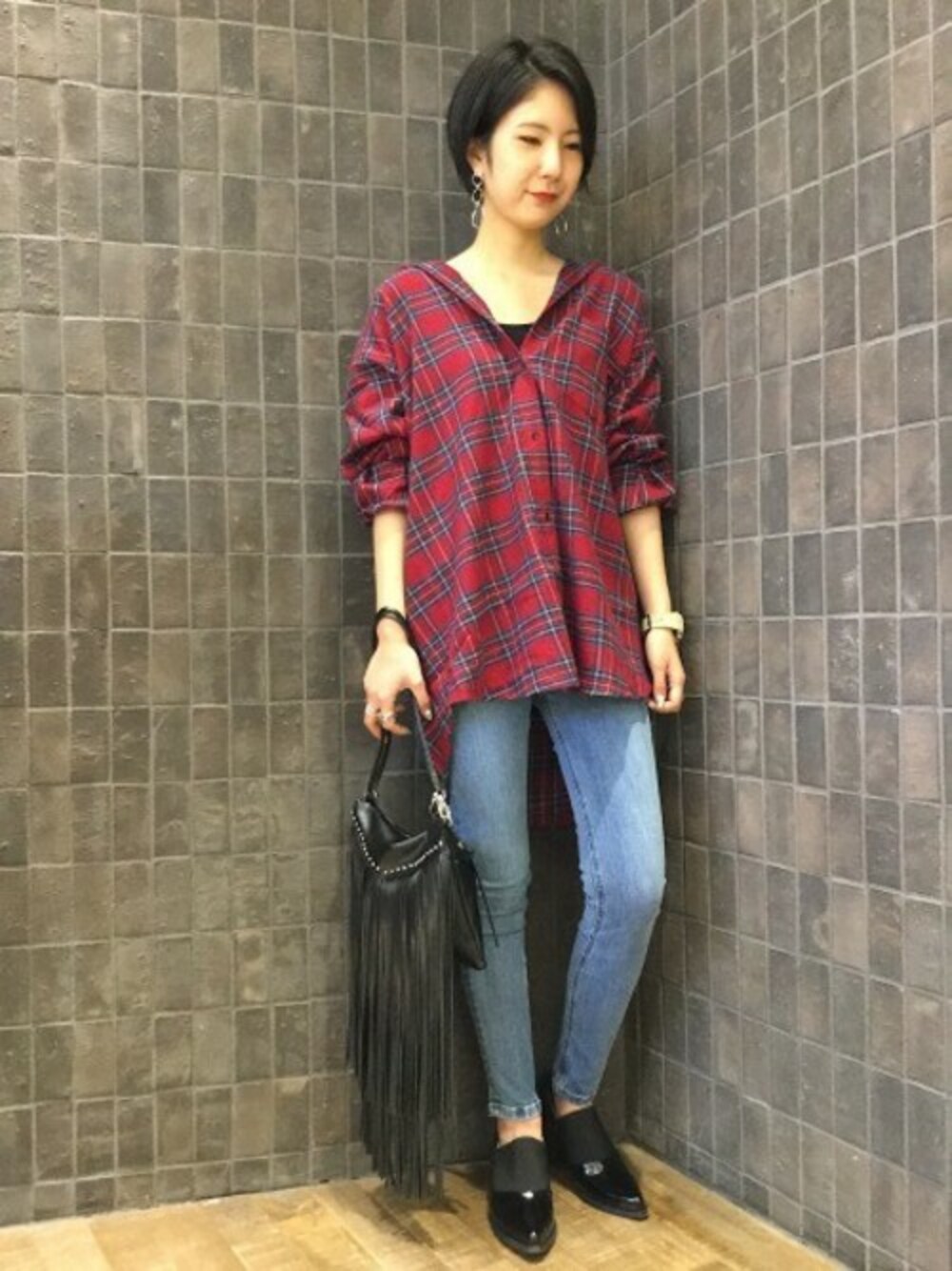 「チェック、ブーティ、ブラック、レッド、BAG、JEANASiS、ジーナシス、フリンジ、スキニーデニム、シャツスタイル」｜「JEANASISのチェックBIGシャツ/806927（シャツ/ブラウス、レッド系）」を使った、JEANASIS那覇店STAFFさん（レディース・160cm）の秋コーディネートの1枚目の写真