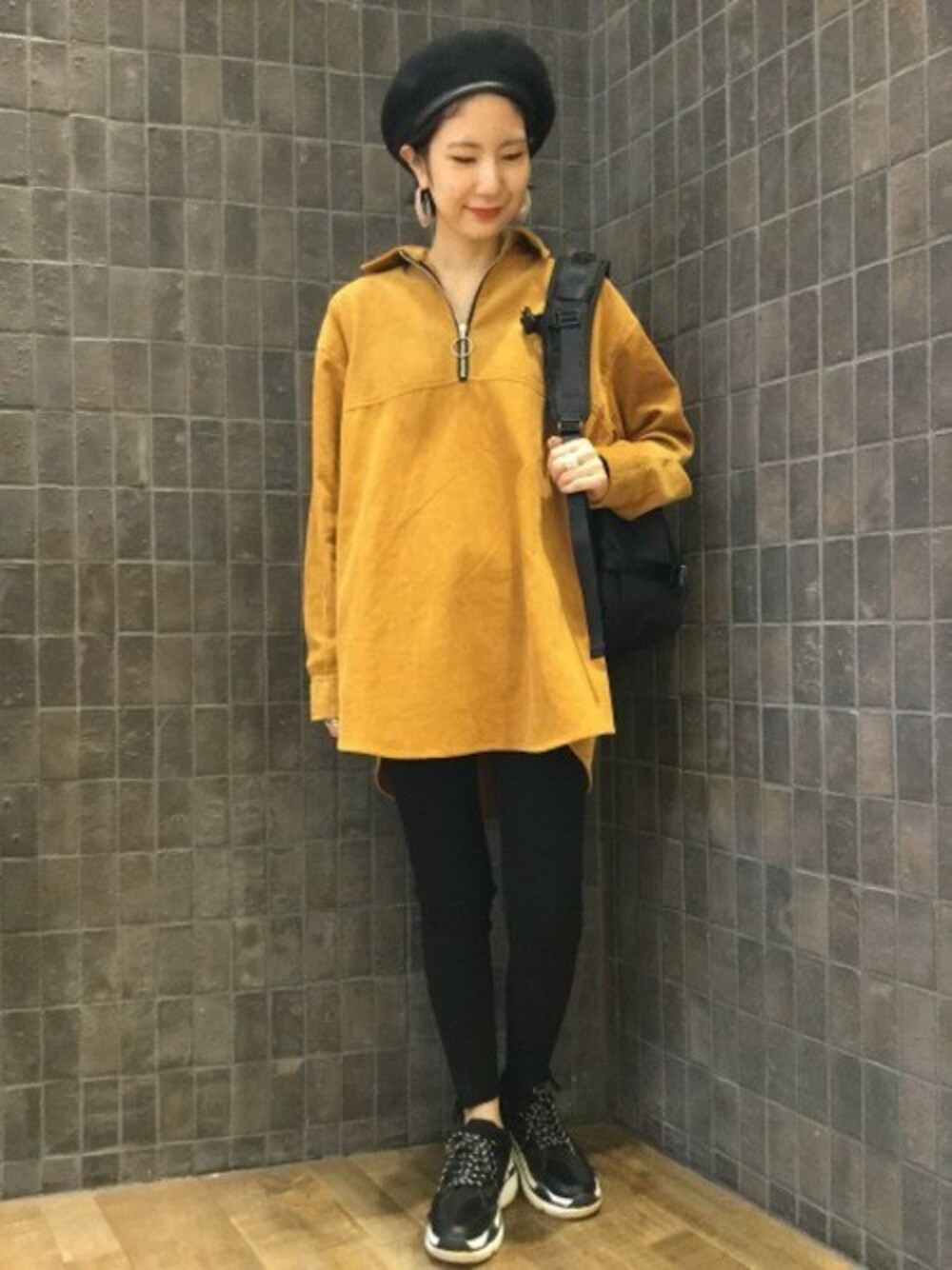 「スニーカー、コーデュロイ、スキニー、秋のコーデ、JEANASiS、ジーナシス、クラッシュデニム、シャツスタイル、ハーフジップ」｜「JEANASISのコーデュロイZIPBIGシャツ/812112（シャツ/ブラウス、イエロー系）」を使った、JEANASIS那覇店STAFFさん（レディース・160cm）の秋コーディネートの1枚目の写真