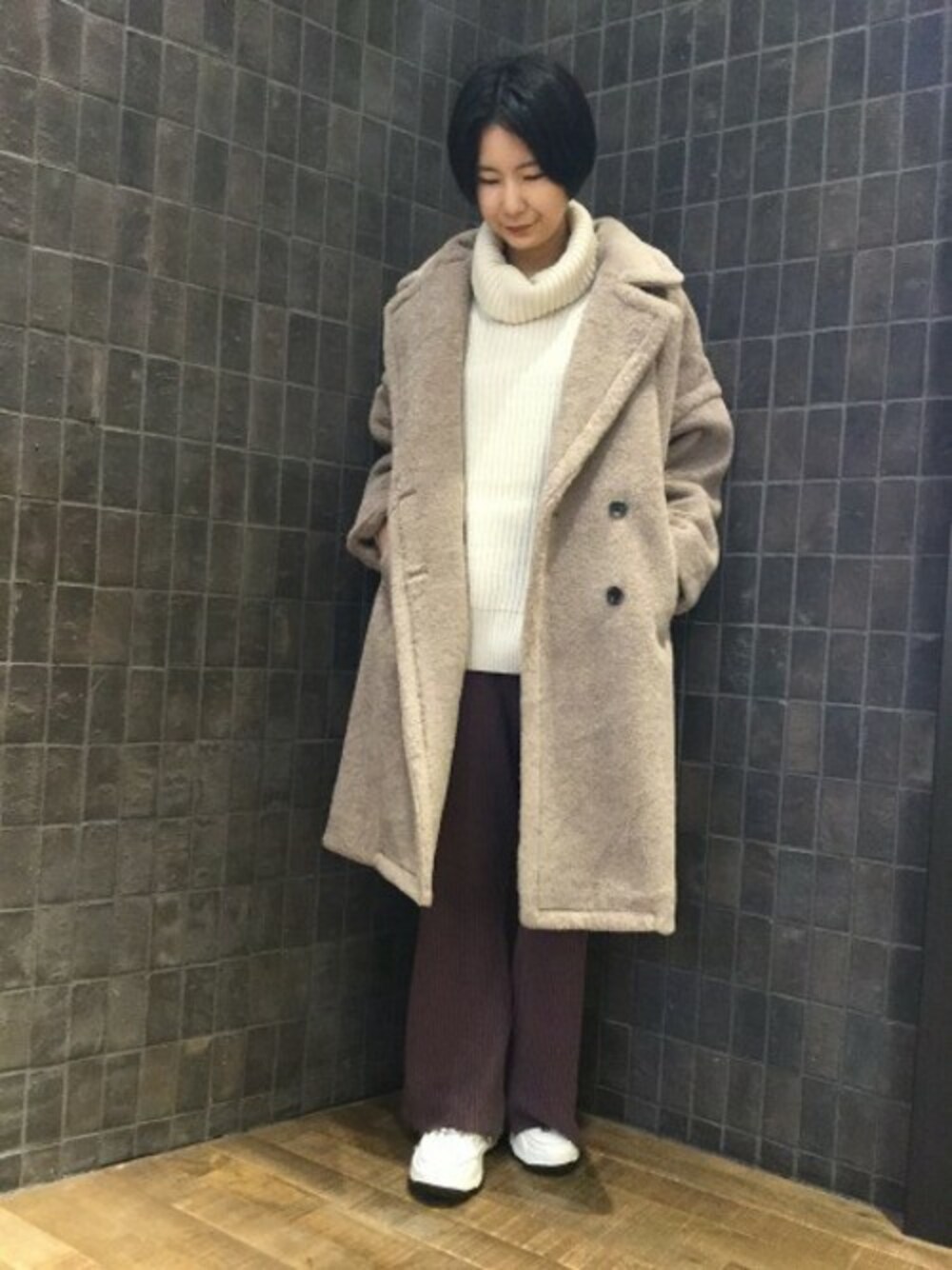 「カジュアル、リブパンツ、ボア、JEANASiS、冬コーデ、ジーナシス、タートルネック、白スニーカー、タートルネックニット、ざっくりニット」｜「JEANASISのボアチェスターコート/817218（チェスターコート、ベージュ系）」を使った、JEANASIS那覇店STAFFさん（レディース・160cm）の秋コーディネートの1枚目の写真