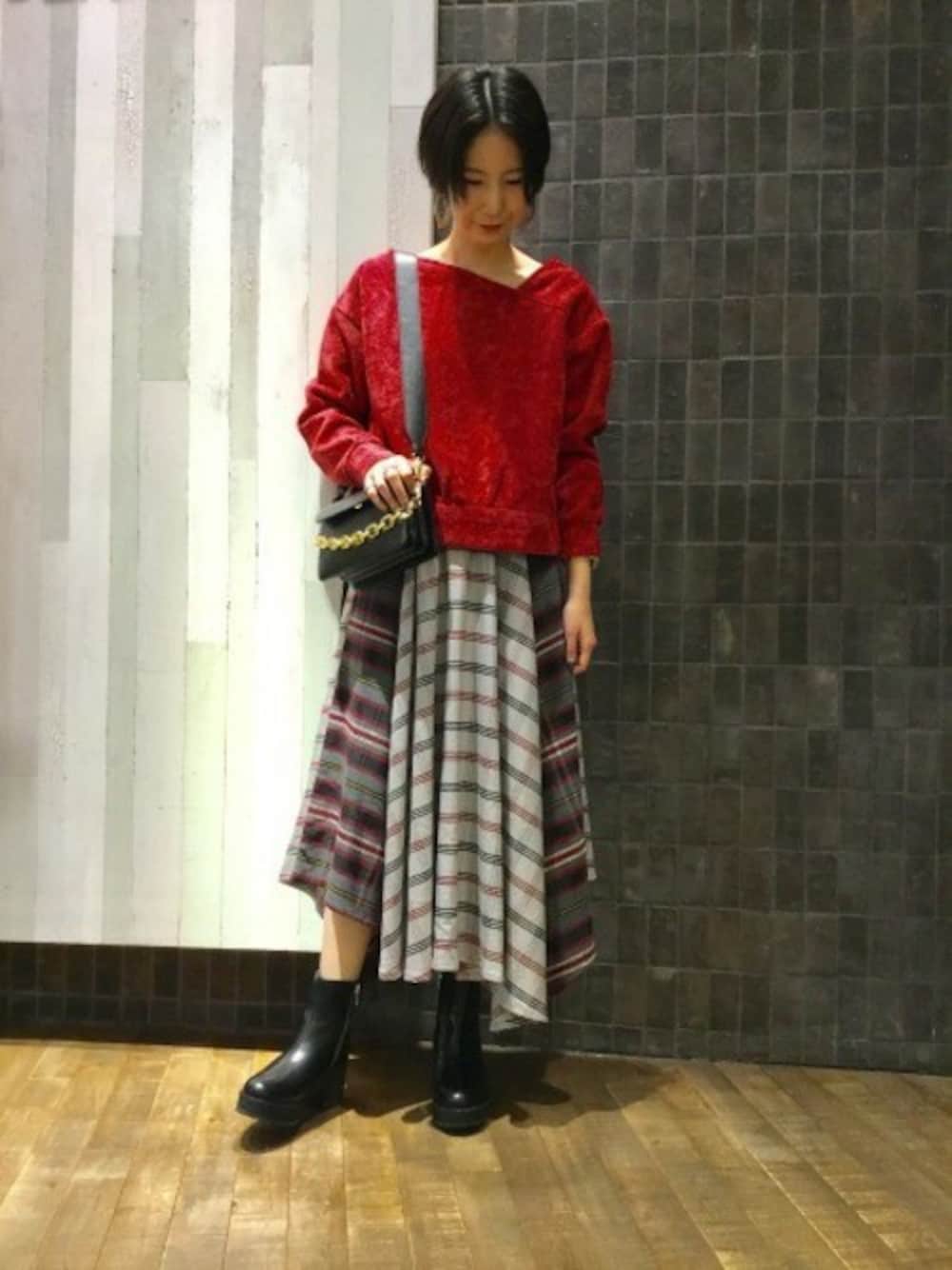 「チェック、ブーツ、カジュアル、レッド、JEANASiS、ジーナシス、ロングスカート、デザイントップス、アシメスカート」｜「JEANASISのモールヘンケイプルオーバー/817950（Tシャツ/カットソー、レッド系）」を使った、JEANASIS那覇店STAFFさん（レディース・160cm）の秋コーディネートの1枚目の写真