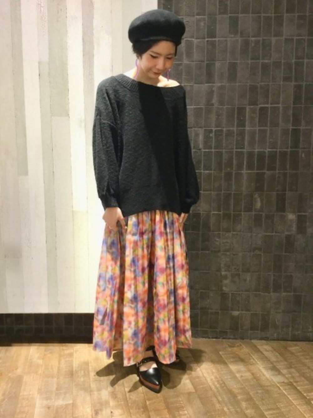 「JEANASiS、ぼかし柄、ジーナシス、ロングスカート、プリーツスカート、春コーデ、ワンショルダー、オフショルニット、ブラックニット」｜「JEANASISの5Gスラブオフショルニット/829766（ニット/セーター、ブラック系）」を使った、JEANASIS那覇店STAFFさん（レディース・160cm）の春コーディネートの1枚目の写真