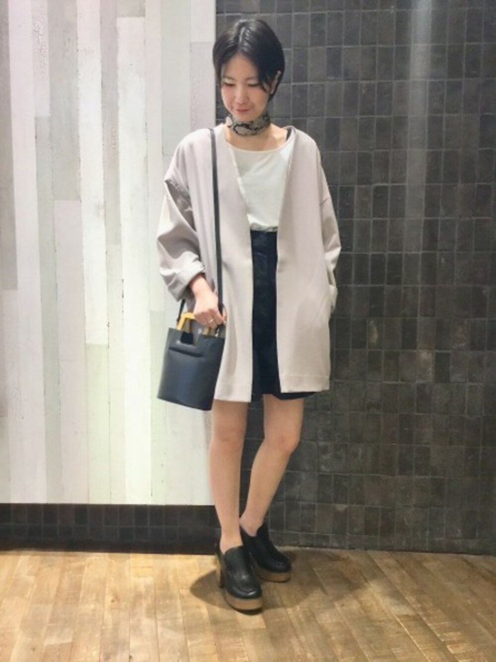 「ショートパンツ、JEANASiS、ジーナシス、スカーフ、ノーカラーコート、ヒールパンプス、春コーデ、グレージュ、スカーフアレンジ」｜「JEANASISのノーカラーコクーンジャケット/828090（ノーカラージャケット、ベージュ系）」を使った、JEANASIS那覇店STAFFさん（レディース・160cm）の春コーディネートの1枚目の写真