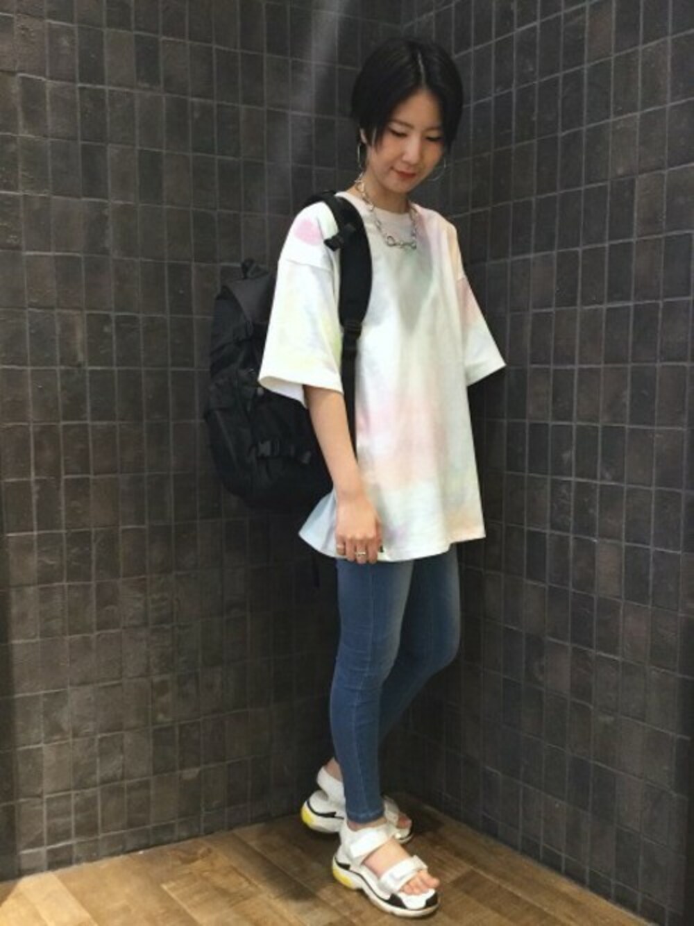 「バックパック、JEANASiS、ぼかし柄、ジーナシス、スキニーデニム、ジェギンス、夏コーデ、厚底サンダル、BigT、Tシャツ×デニム」｜「JEANASISのボカシガラBIGTEE/835210（Tシャツ/カットソー、ピンク系）」を使った、JEANASIS那覇店STAFFさん（レディース・160cm）の春コーディネートの1枚目の写真