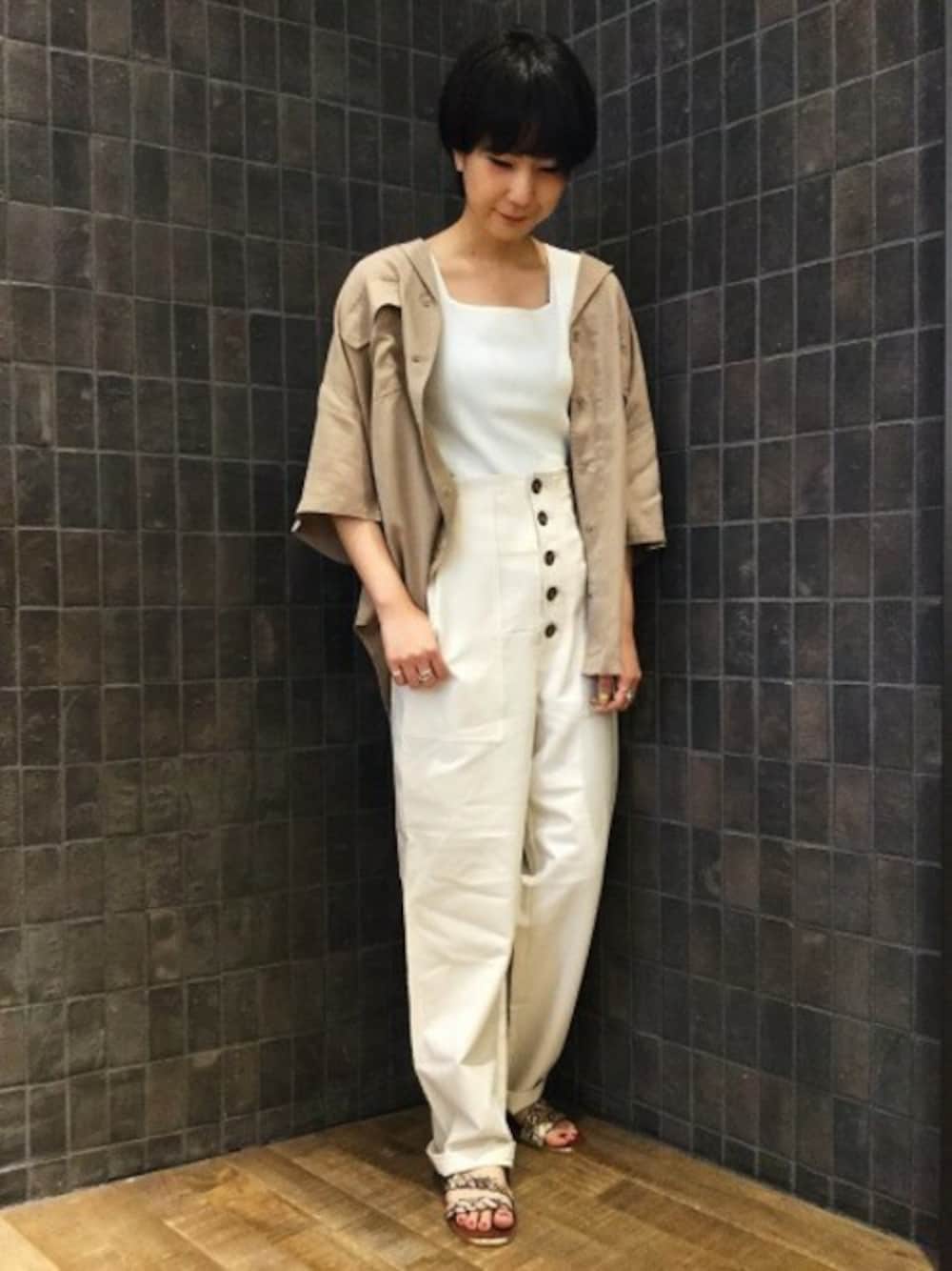 「ワントーンコーデ、JEANASiS、ジーナシス、ハイウエストパンツ、ミリタリーシャツ、ホワイトコーデ、シャツスタイル、夏コーデ、ミリタリーパンツ」｜「JEANASISのミリタリーシャツSS/833646（シャツ/ブラウス、ベージュ系）」を使った、JEANASIS那覇店STAFFさん（レディース・160cm）の夏コーディネートの1枚目の写真