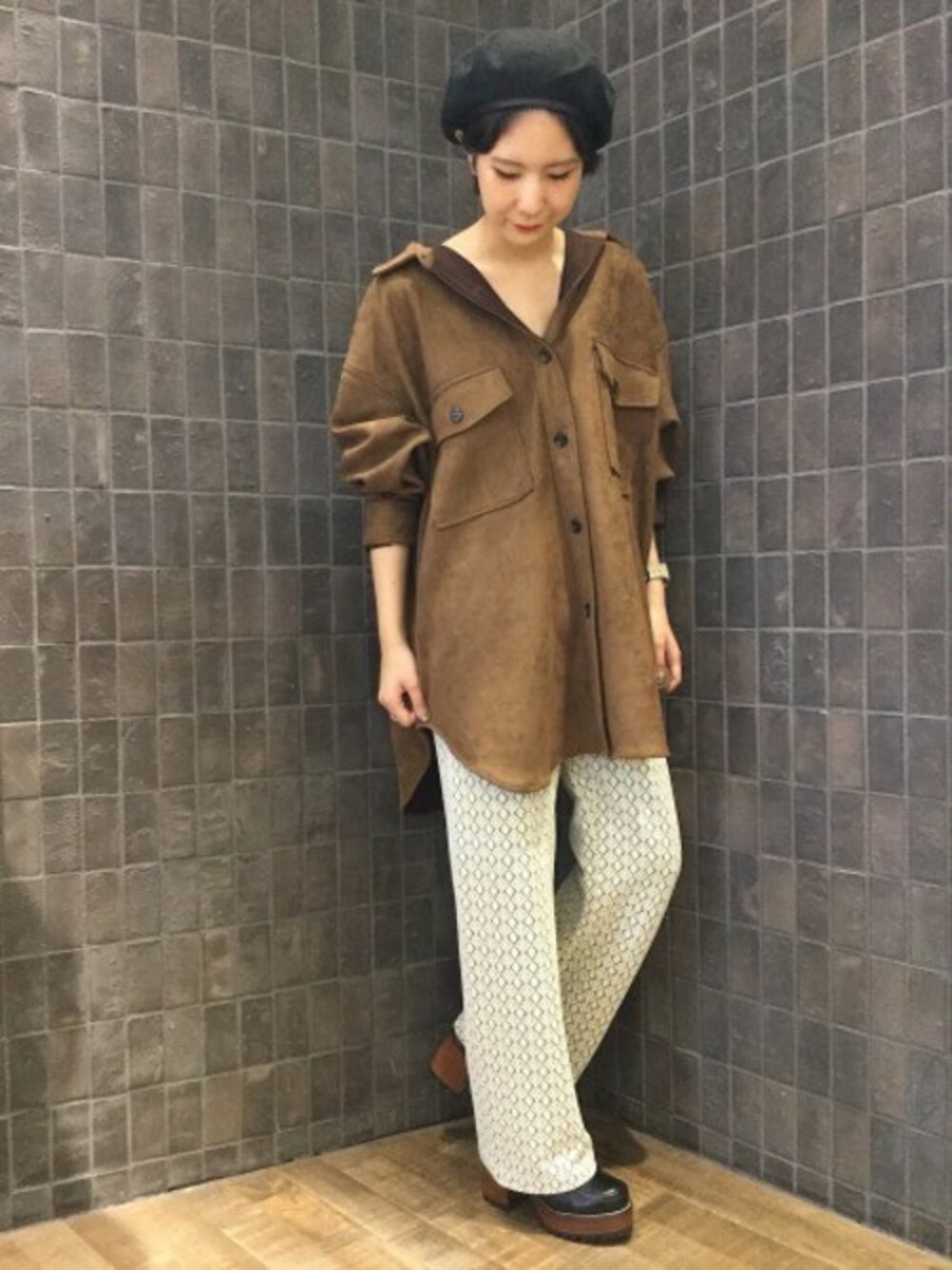 「ビッグシルエット、ブーツ、秋のコーデ、JEANASiS、ジーナシス、CPOジャケット、厚底シューズ、ジャガードパンツ、ブラウン×ホワイト」｜「JEANASISのアソートジャガードパンツ/852043（その他パンツ、ホワイト系）」を使った、JEANASIS那覇店STAFFさん（レディース・160cm）の秋コーディネートの1枚目の写真