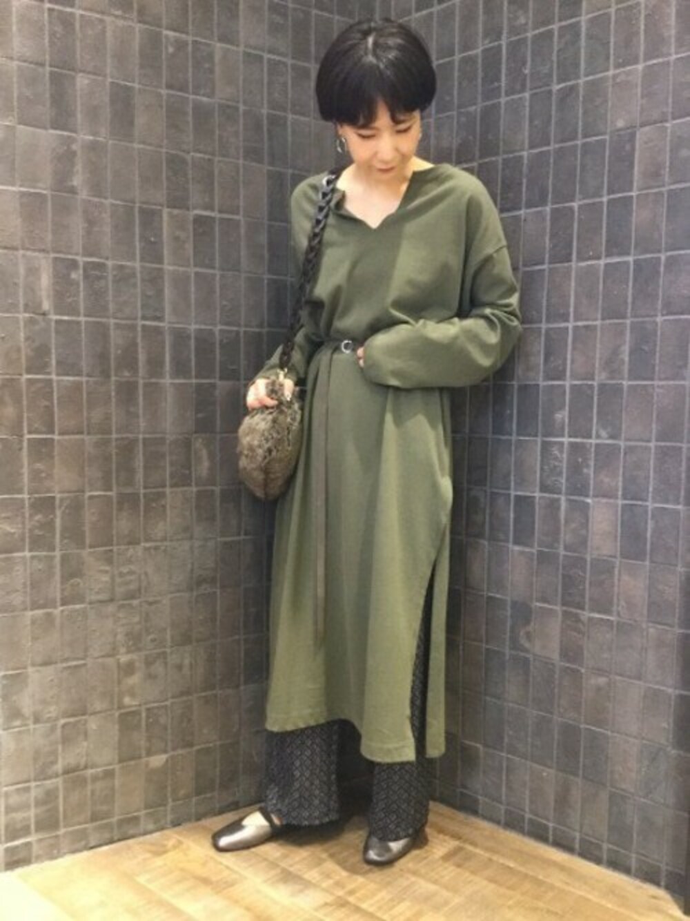 「JEANASiS、フラットシューズ、レイヤードスタイル、ジーナシス、ジャガードパンツ、カットワンピース、秋コーデ、カーキ×ブラック、ベルト付きワンピース」｜「JEANASISのベルトツキキーネックワンピース/854761（ワンピース、グリーン系）」を使った、JEANASIS那覇店STAFFさん（レディース・160cm）の秋コーディネートの1枚目の写真