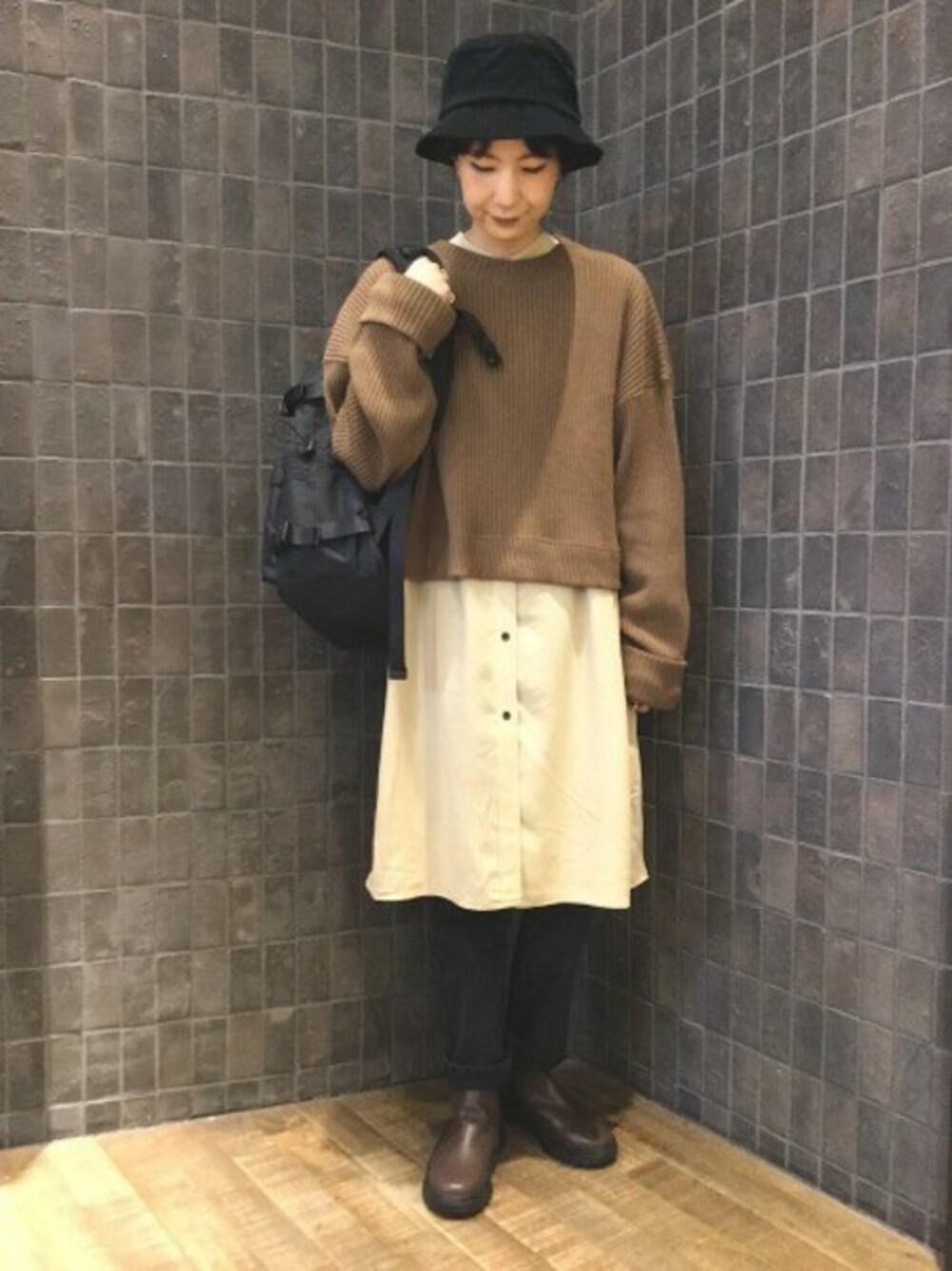 「カジュアル、バックパック、JEANASiS、ロングシャツ、レイヤードスタイル、ジーナシス、スタンドカラー、ラバーブーツ、ショート丈トップス、リブトップス」｜「JEANASISのオニリブショートプルオーバー/857588（Tシャツ/カットソー、ブラウン系）」を使った、JEANASIS那覇店STAFFさん（レディース・160cm）の秋コーディネートの1枚目の写真