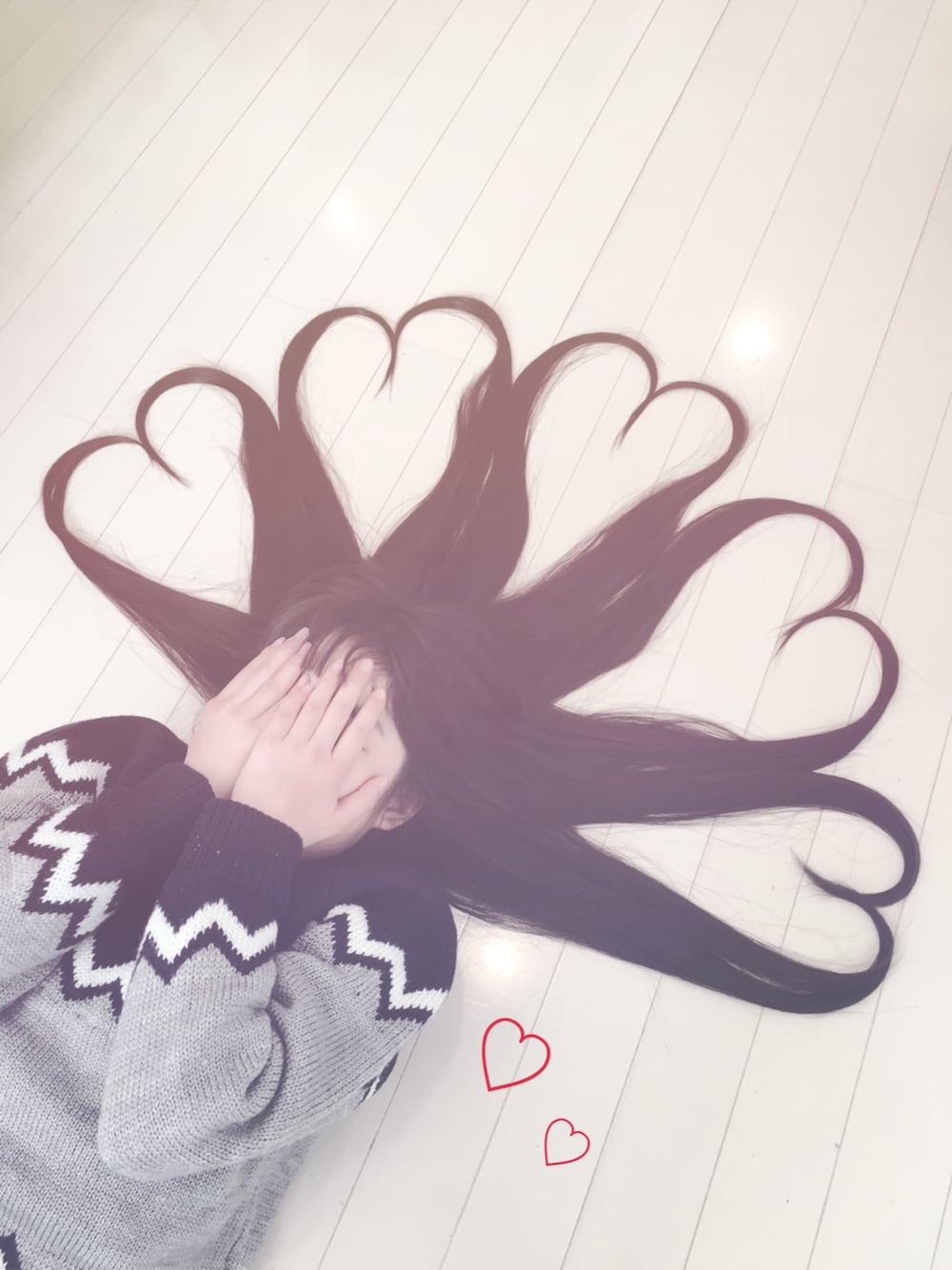 「ヘアドネーション、ロングヘア」｜「Smoothyのアイテム（ニット/セーター、グレー系）」を使った、サキさん（キッズ・128cm）の春コーディネートの1枚目の写真