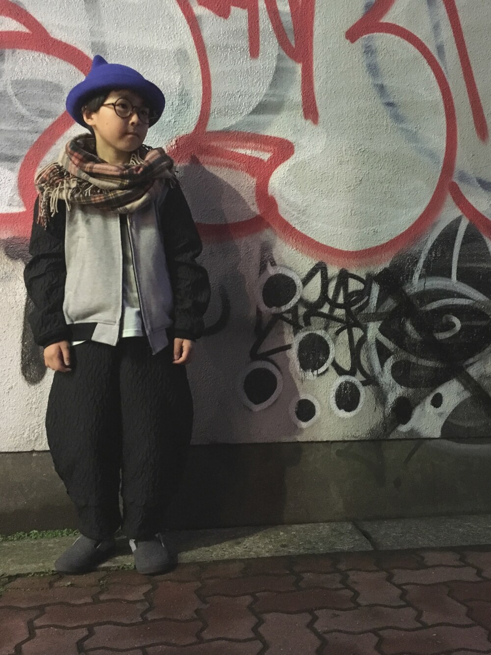 「キッズコーデ、frankygrow、おとこのこ、kids、モノトーン、モノトーンコーデ、丸メガネ」｜「SmoothyのSMOOTHY Ring Muffler / スムージーリングマフラー（マフラー、ベージュ系）」を使った、サキさん（キッズ・120cm）の春コーディネートの1枚目の写真