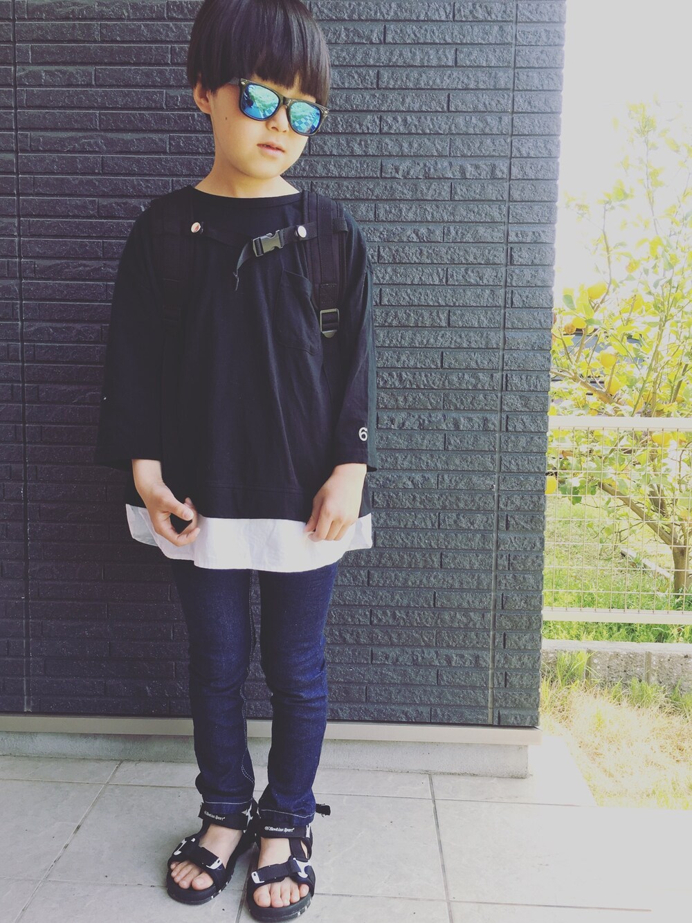 「kids、シンプルコーデ、男の子、キッズファッション、デニムパンツ、スキニーデニム、シンプル、サングラス、ブラックコーデ、ブラック」｜「6゜vocaleのレイヤードＴ　130cm　140cm（Tシャツ/カットソー、ブラック系）」を使った、サキさん（キッズ・125cm）の春コーディネートの1枚目の写真